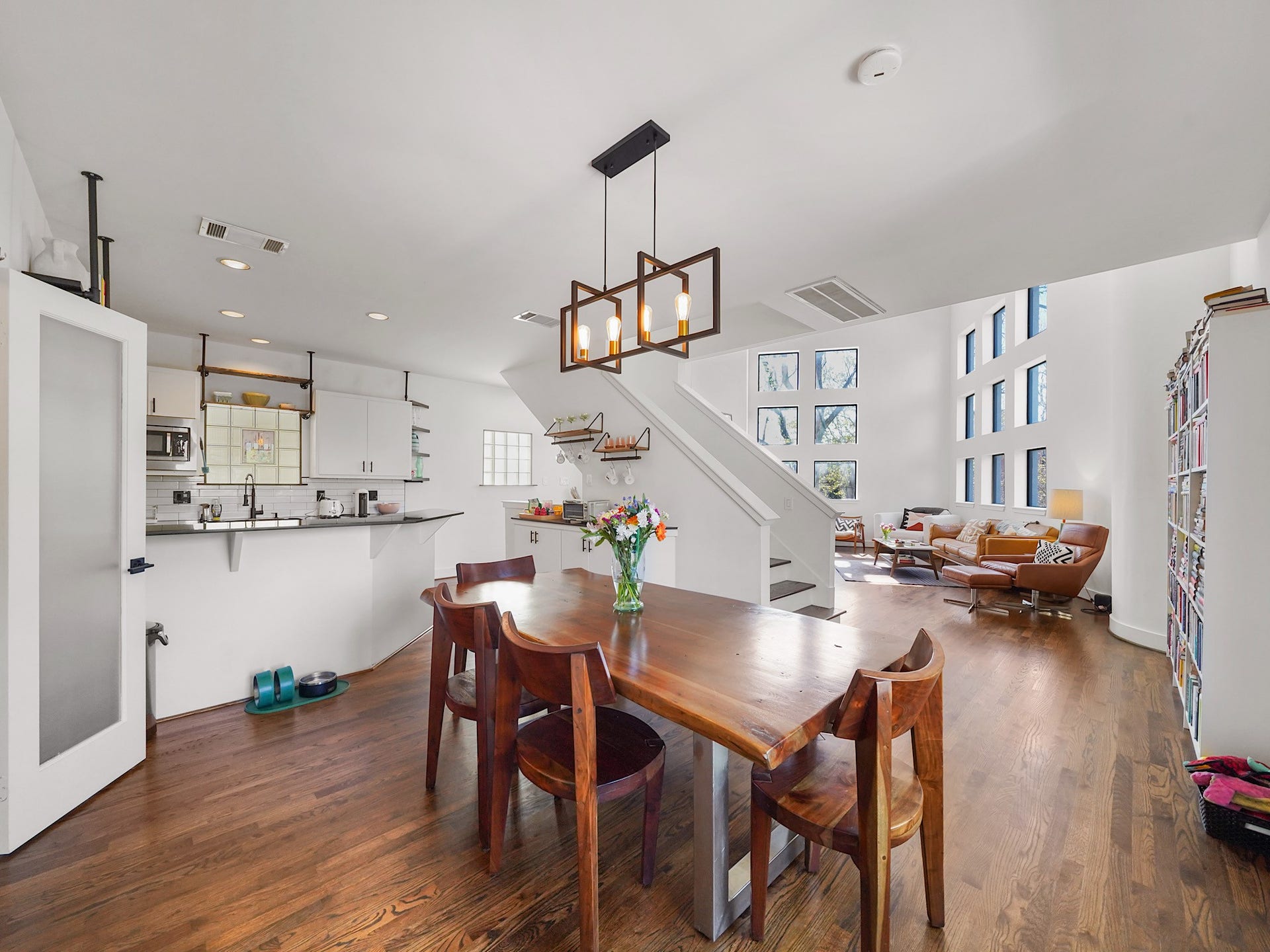 1231 Jackson Boulevard, Houston, TX 77006 Discover a beautifully integrated dining area and kitchen, ideal for effortless everyday living.