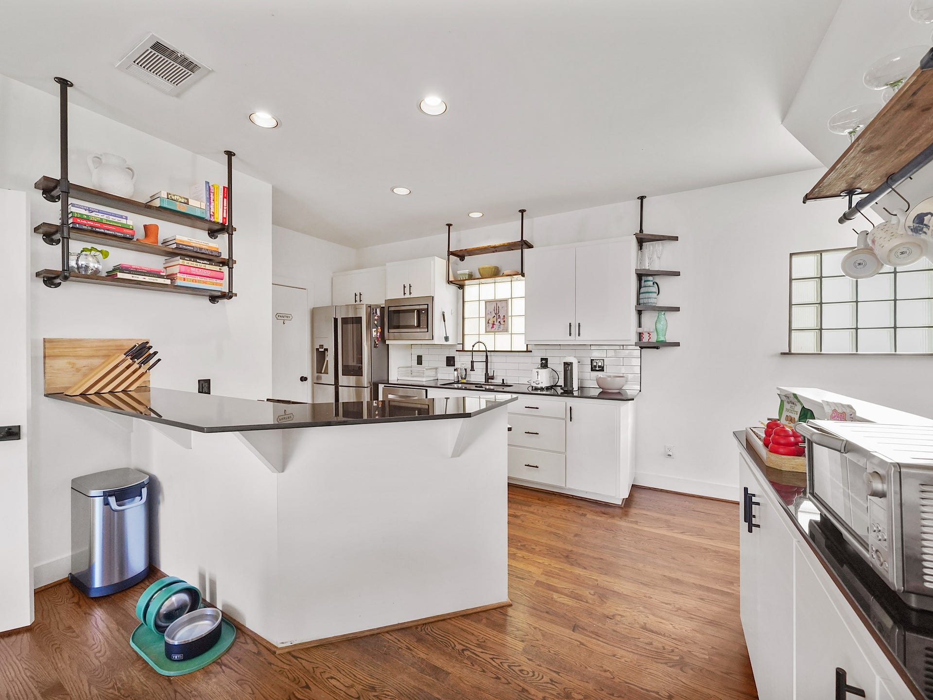 1231 Jackson Boulevard, Houston, TX 77006 Enjoy the perfect blend of style and functionality in this open-concept kitchen, complete with a sleek breakfast bar ideal for casual dining and entertaining.