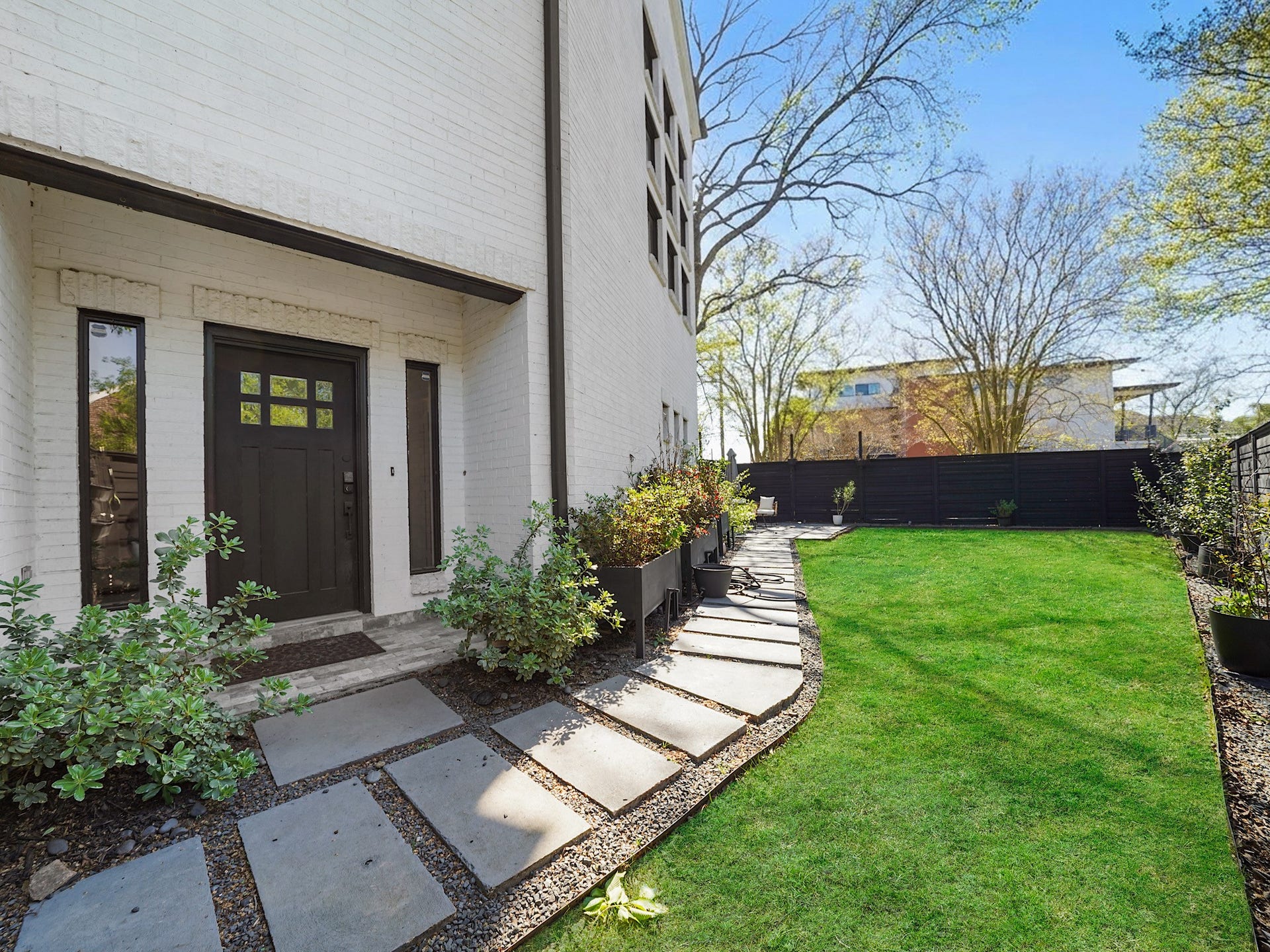 1231 Jackson Boulevard, Houston, TX 77006 Welcome to 1231 Jackson! This charming home invites you in with its sleek modern facade, lush green lawn, and a welcoming pathway that leads to your serene urban oasis.