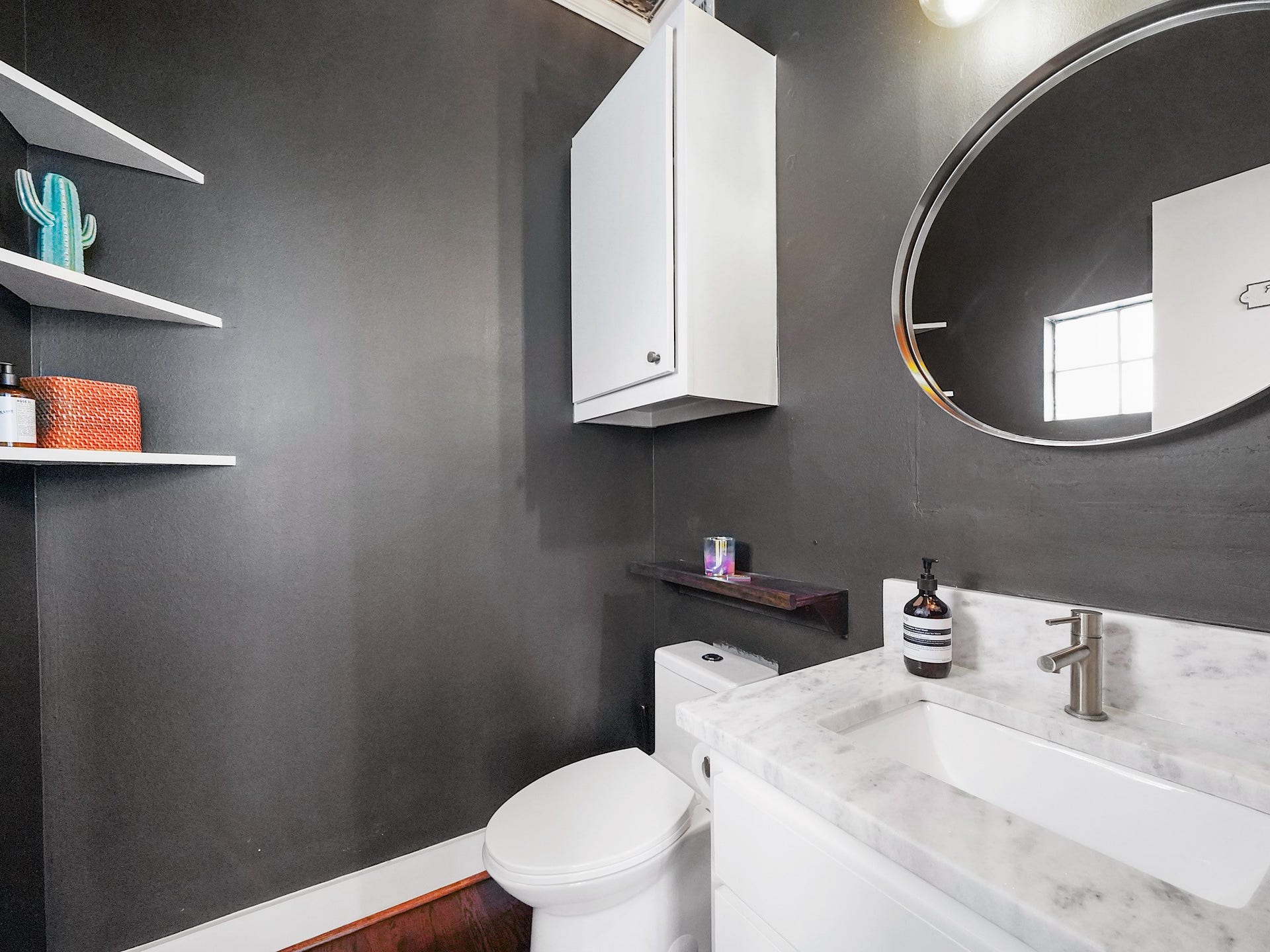 1231 Jackson Boulevard, Houston, TX 77006 This sleek half bath combines modern fixtures with a clean, stylish design for ultimate convenience and elegance.