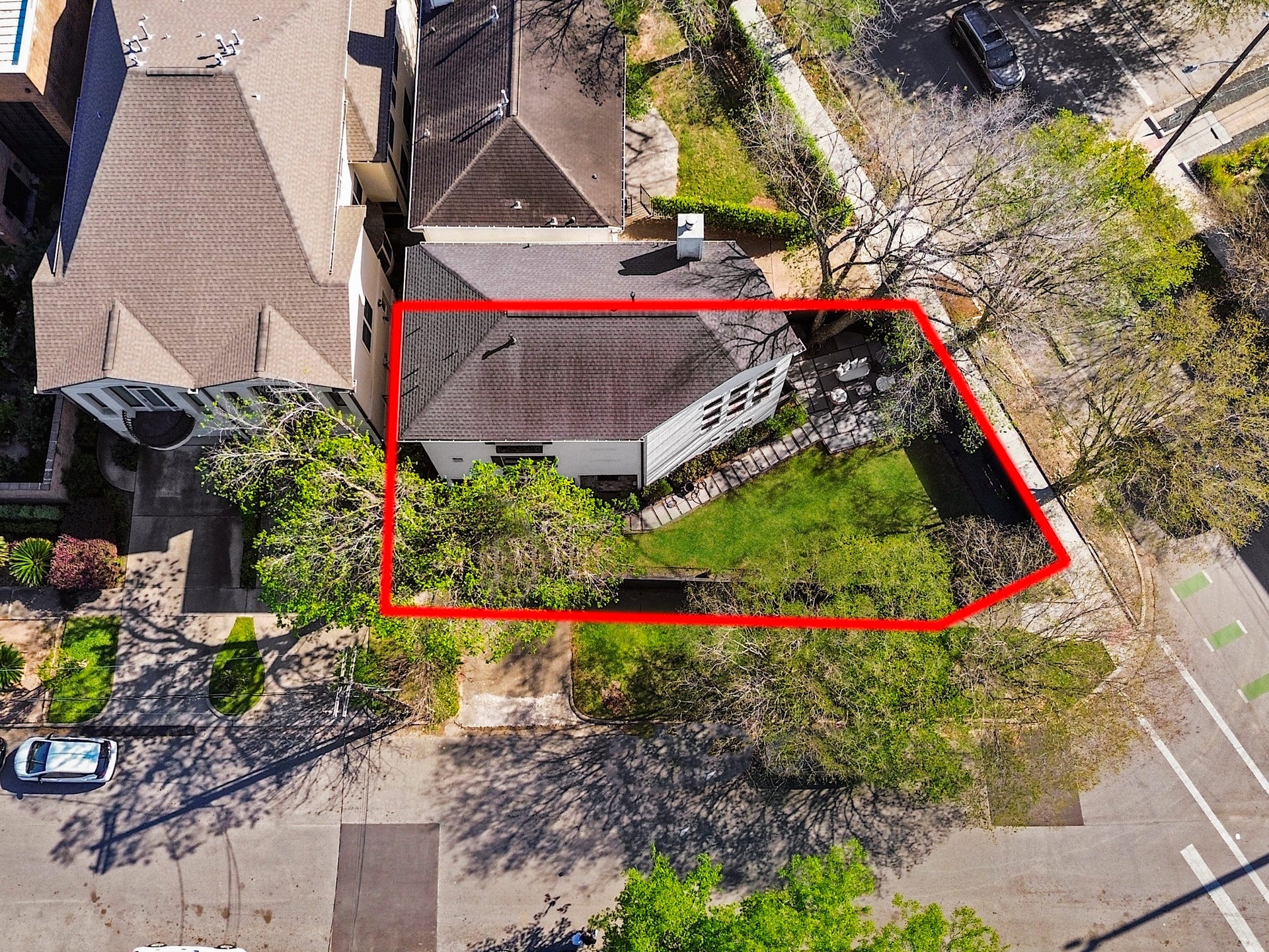 1231 Jackson Boulevard, Houston, TX 77006 This stunning aerial view captures a charming home nestled on a spacious, lush corner lot, perfectly blending urban convenience with serene privacy.