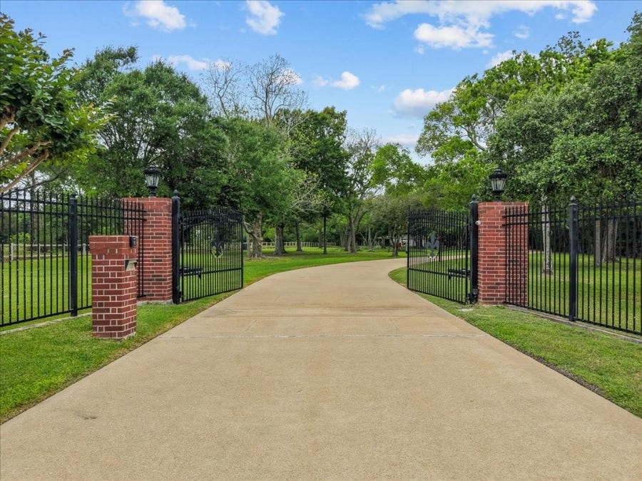 Property photo for 1252 Briar Creek Drive, Friendswood, TX