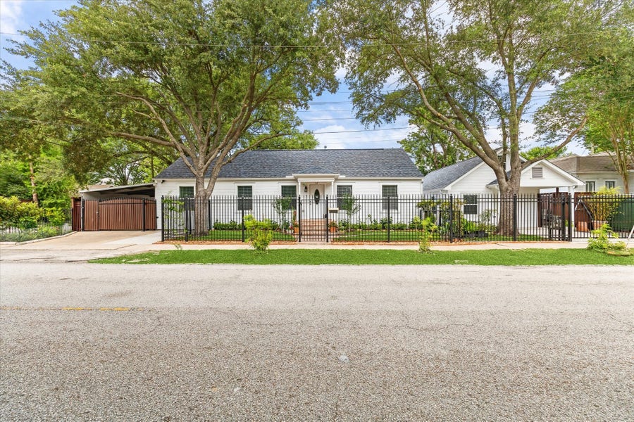 Property photo for 911 W 14th Street, Houston, TX