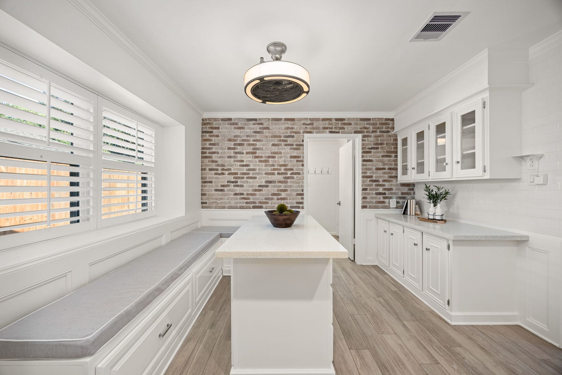 10106 Inwood Drive, Houston, TX 77042 10106 Inwood Drive, Houston, TX 77042