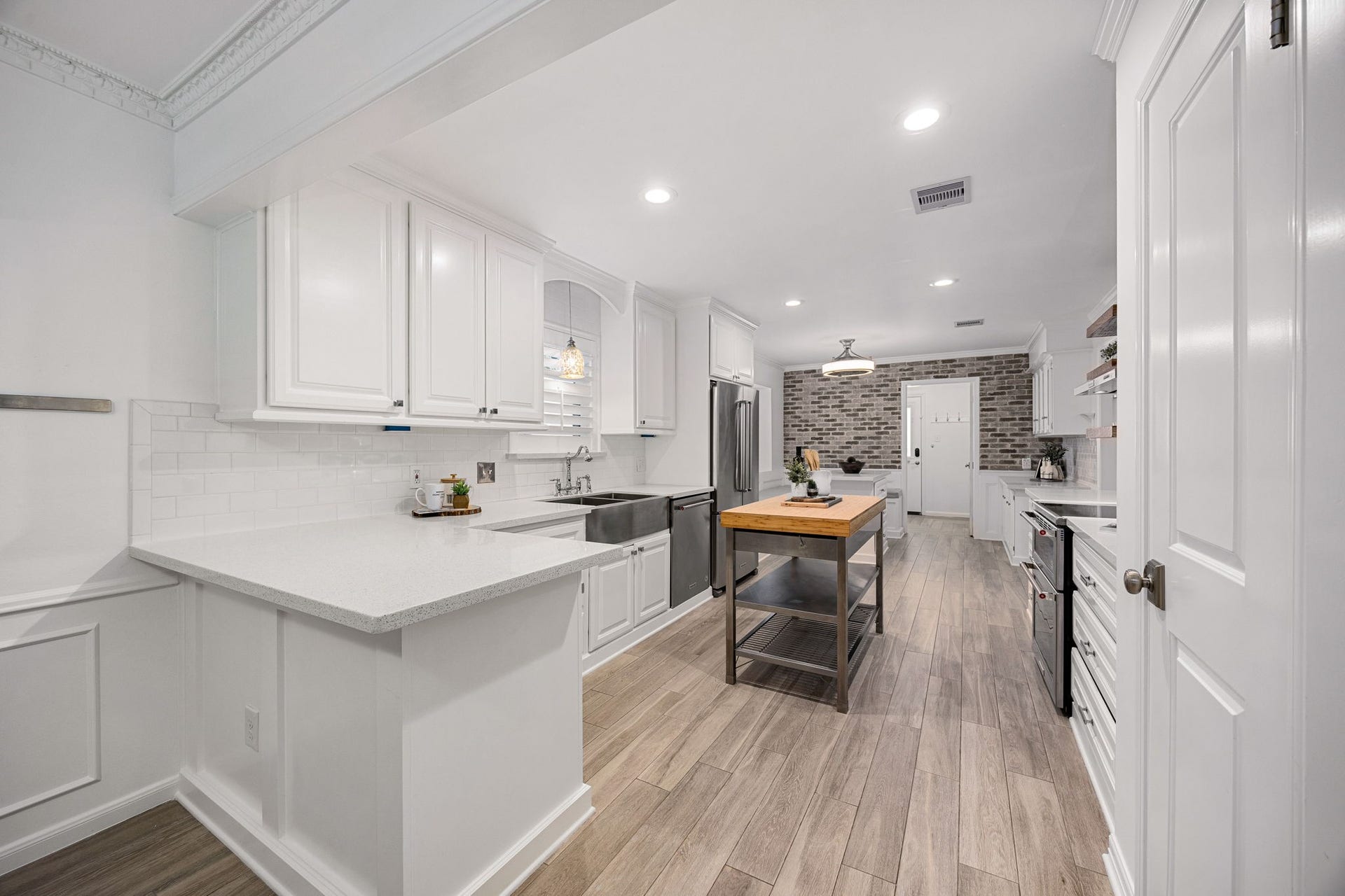 10106 Inwood Drive, Houston, TX 77042 10106 Inwood Drive, Houston, TX 77042