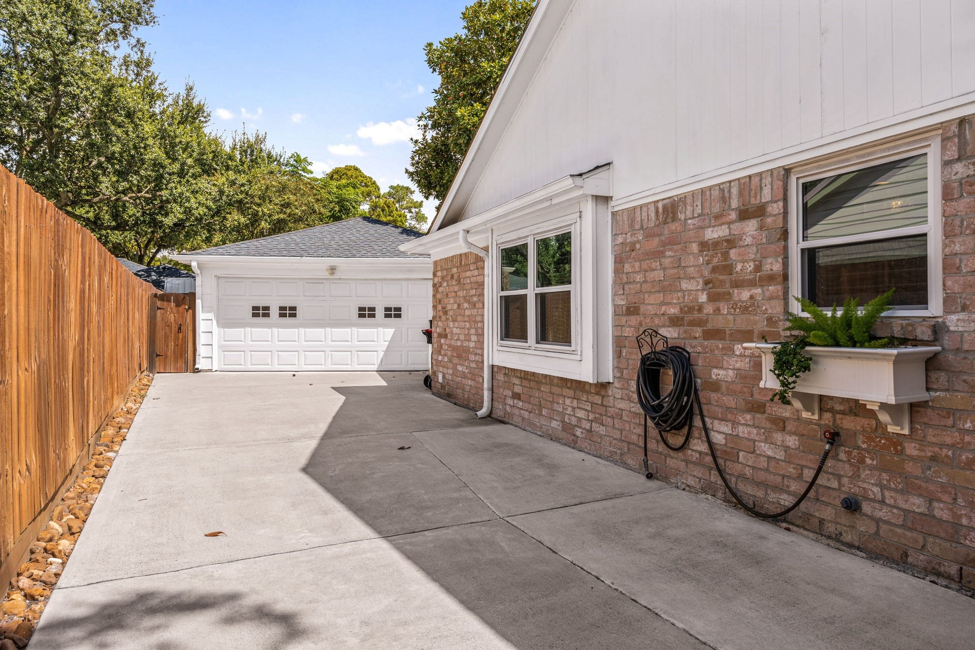 10106 Inwood Drive, Houston, TX 77042 10106 Inwood Drive, Houston, TX 77042