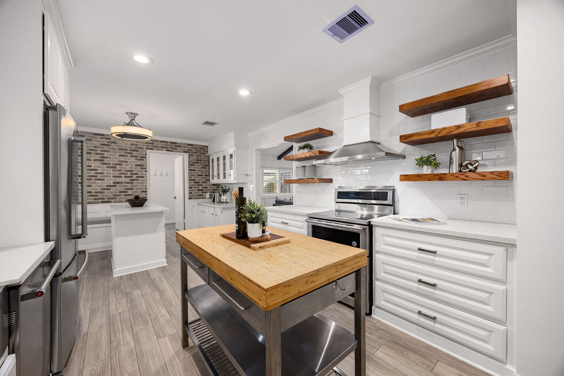 10106 Inwood Drive, Houston, TX 77042 10106 Inwood Drive, Houston, TX 77042