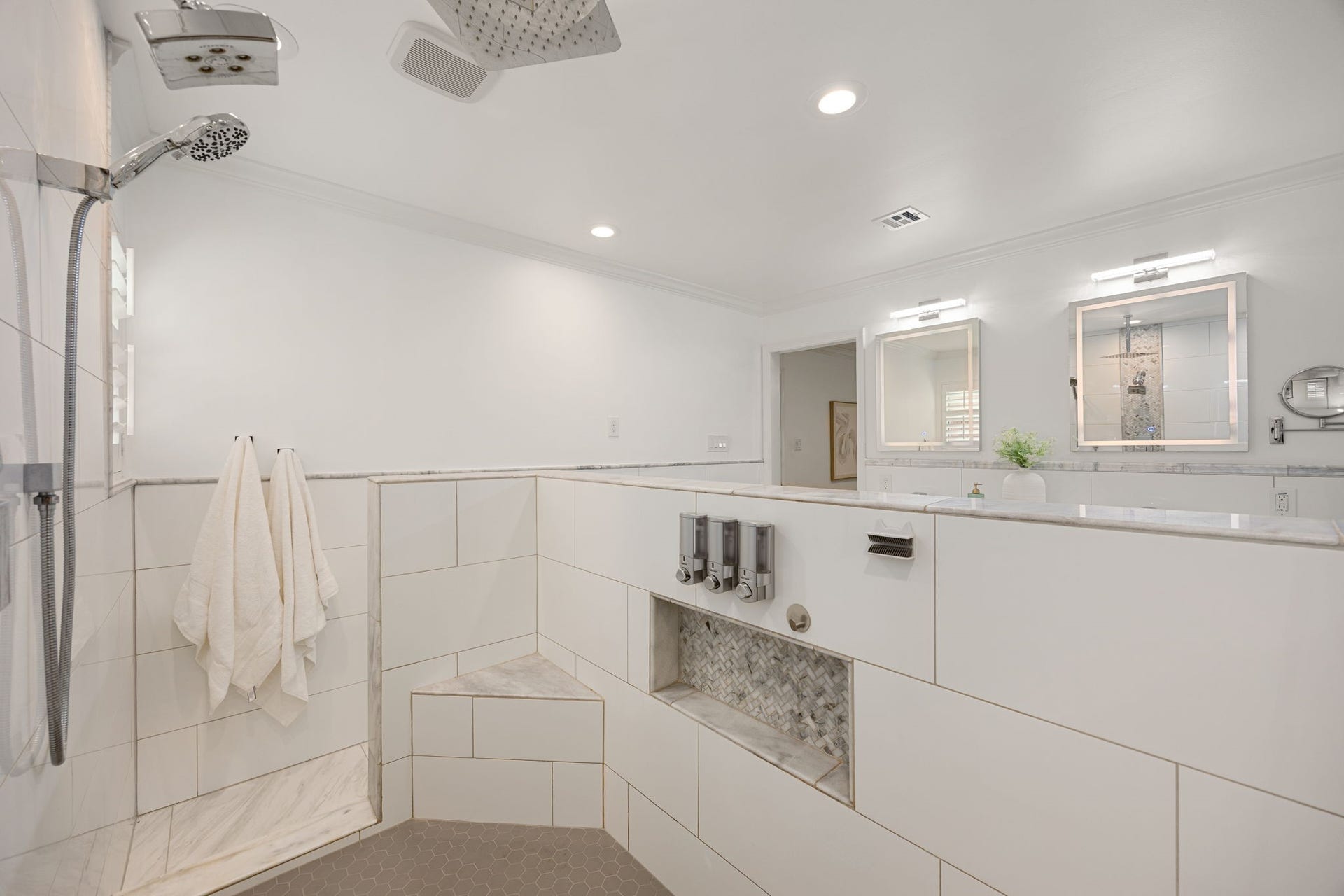 10106 Inwood Drive, Houston, TX 77042 10106 Inwood Drive, Houston, TX 77042