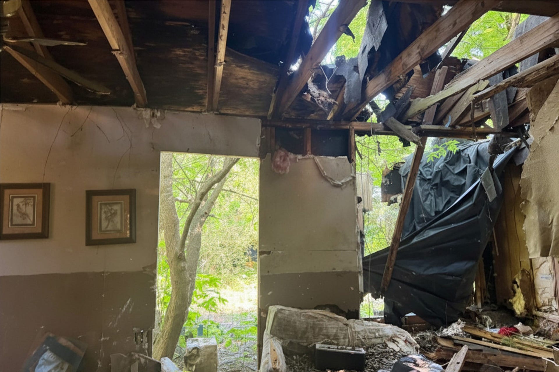 8937 Spruce Street, Hitchcock, TX 77563 DO NOT ENTER THE HOME. THE STRUCTURE IS UNSAFE. Property may be viewed from the exterior only. Entry into the home is strictly prohibited due to safety concerns.