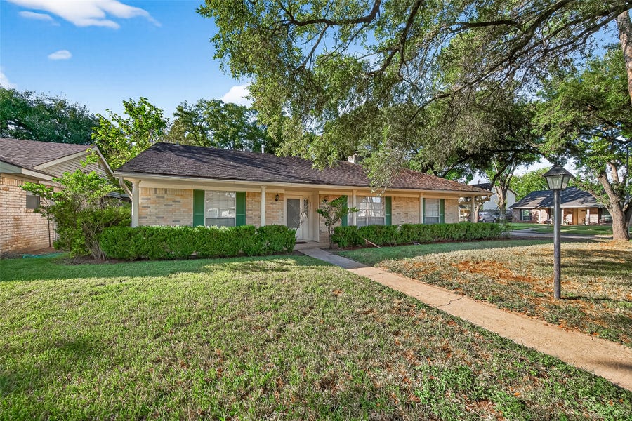 Property photo for 9602 S Petersham Drive, Houston, TX