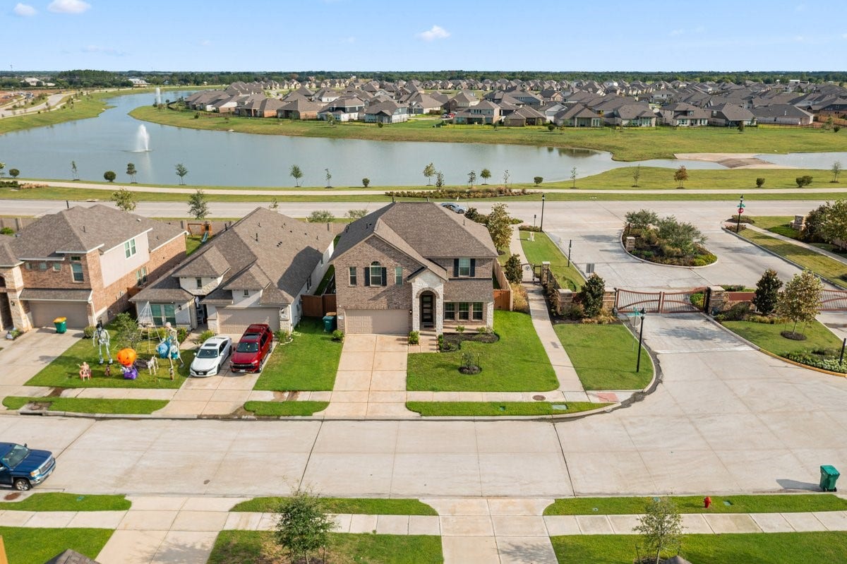 1702 Darwin Cedar Drive, Rosharon, TX 77583 This home is nestled in an ideal location in the community! Enjoy being minutes away from walking trails, and the amenities center!