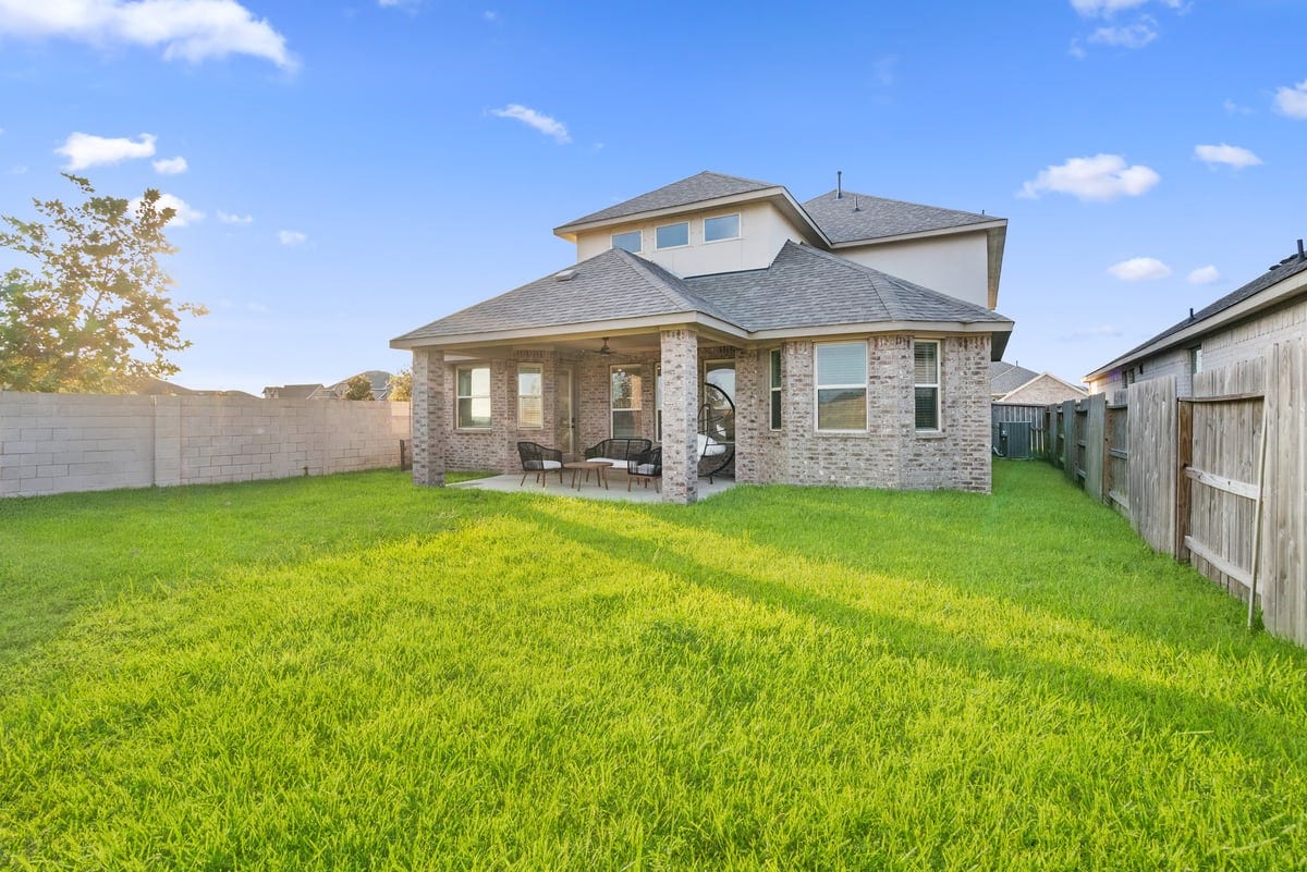 1702 Darwin Cedar Drive, Rosharon, TX 77583 This yard is ready for outdoor fun! Imagine fun games with friends, or a relaxing day in your garden!