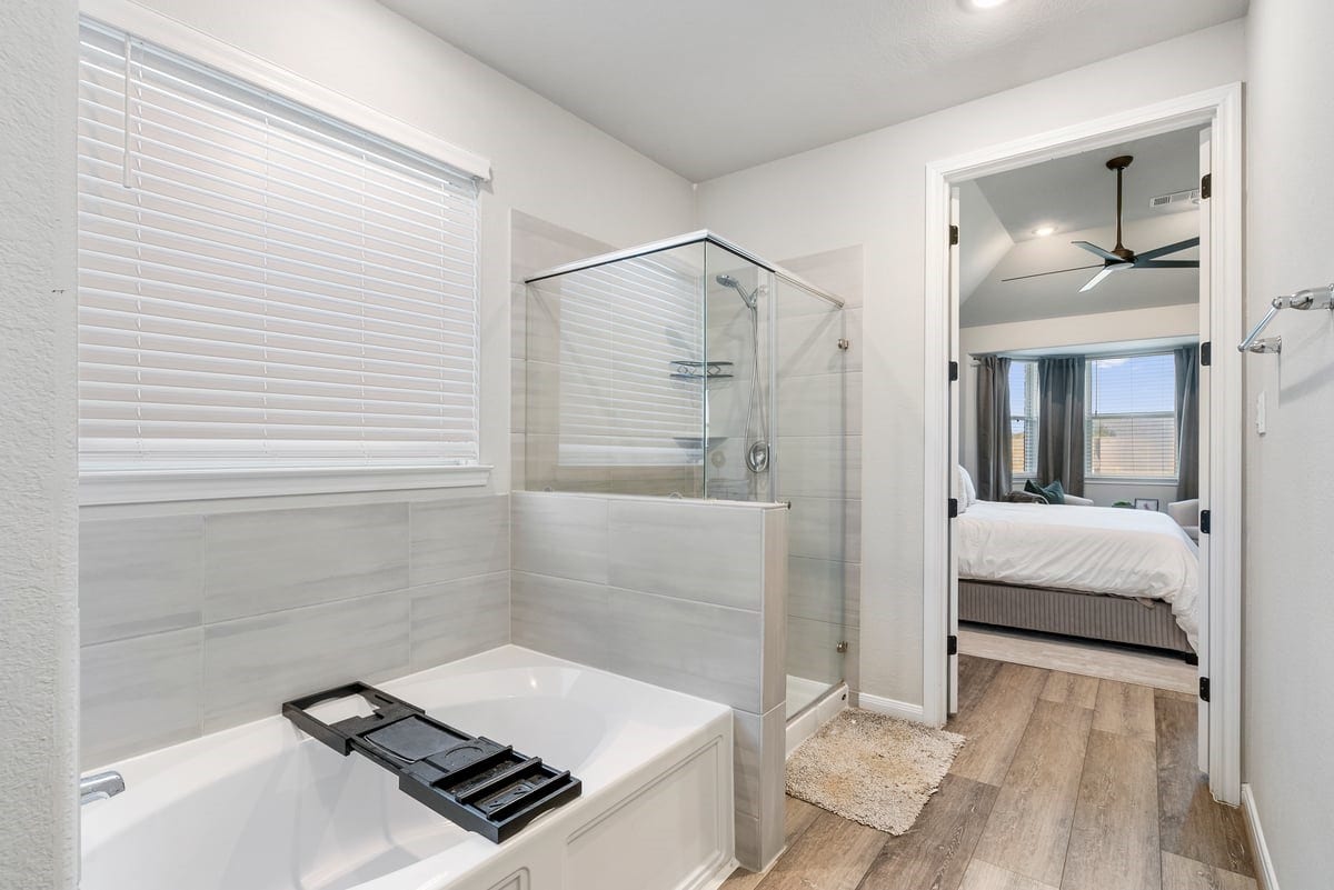 1702 Darwin Cedar Drive, Rosharon, TX 77583 Enjoy a relaxing bubble bath, or a quick shower! This bathroom offers the luxury of both options!