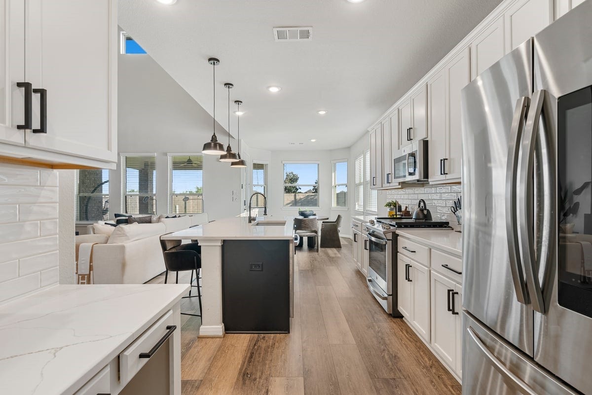 1702 Darwin Cedar Drive, Rosharon, TX 77583 The chef of the home will enjoy the stainless steel appliances and spacious storage areas!