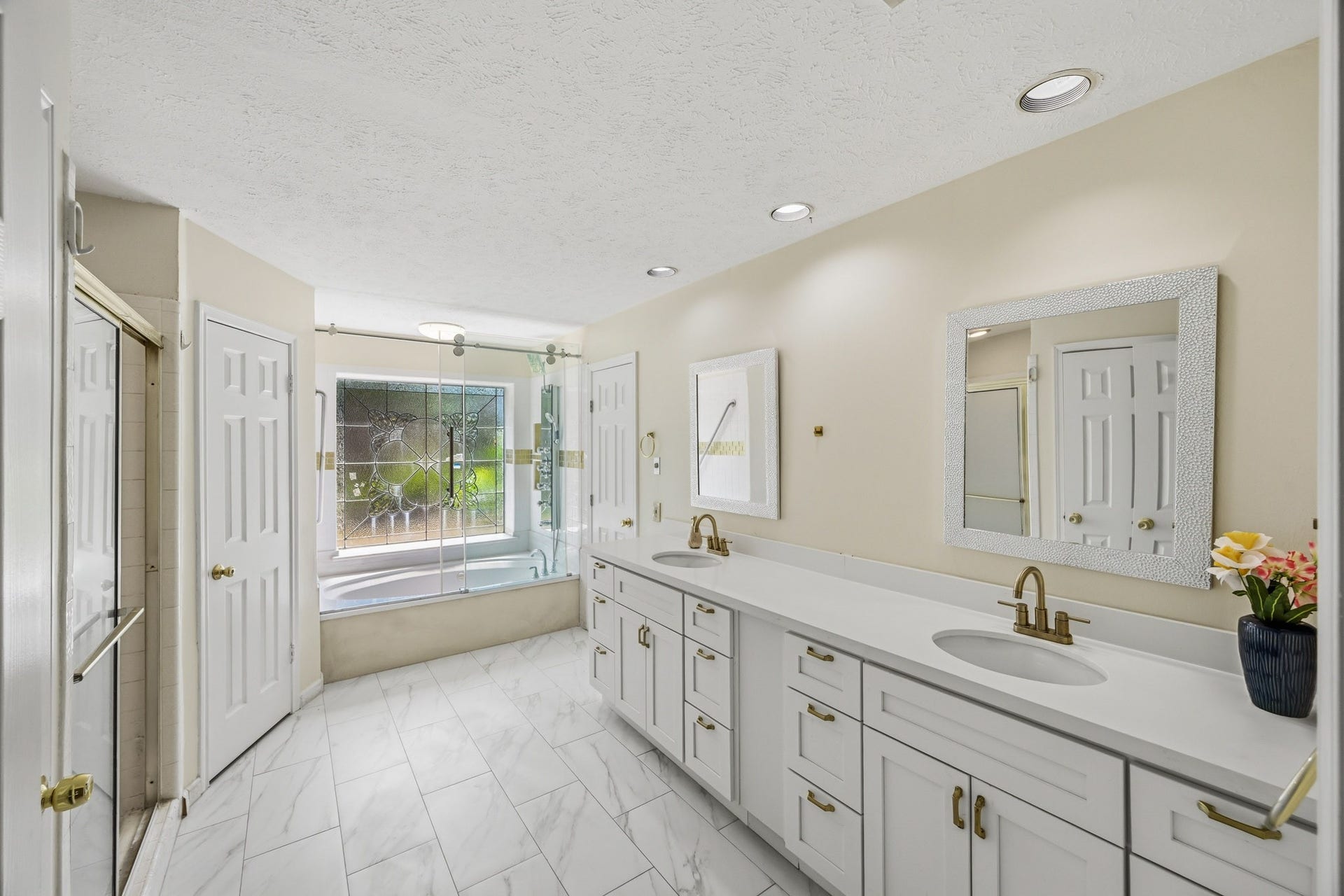 3926 Felicia Drive, Sugar Land, TX 77479 Large primary bath featuring dual vanities, generous counter space and large shower/tub combination and extra walk in shower.