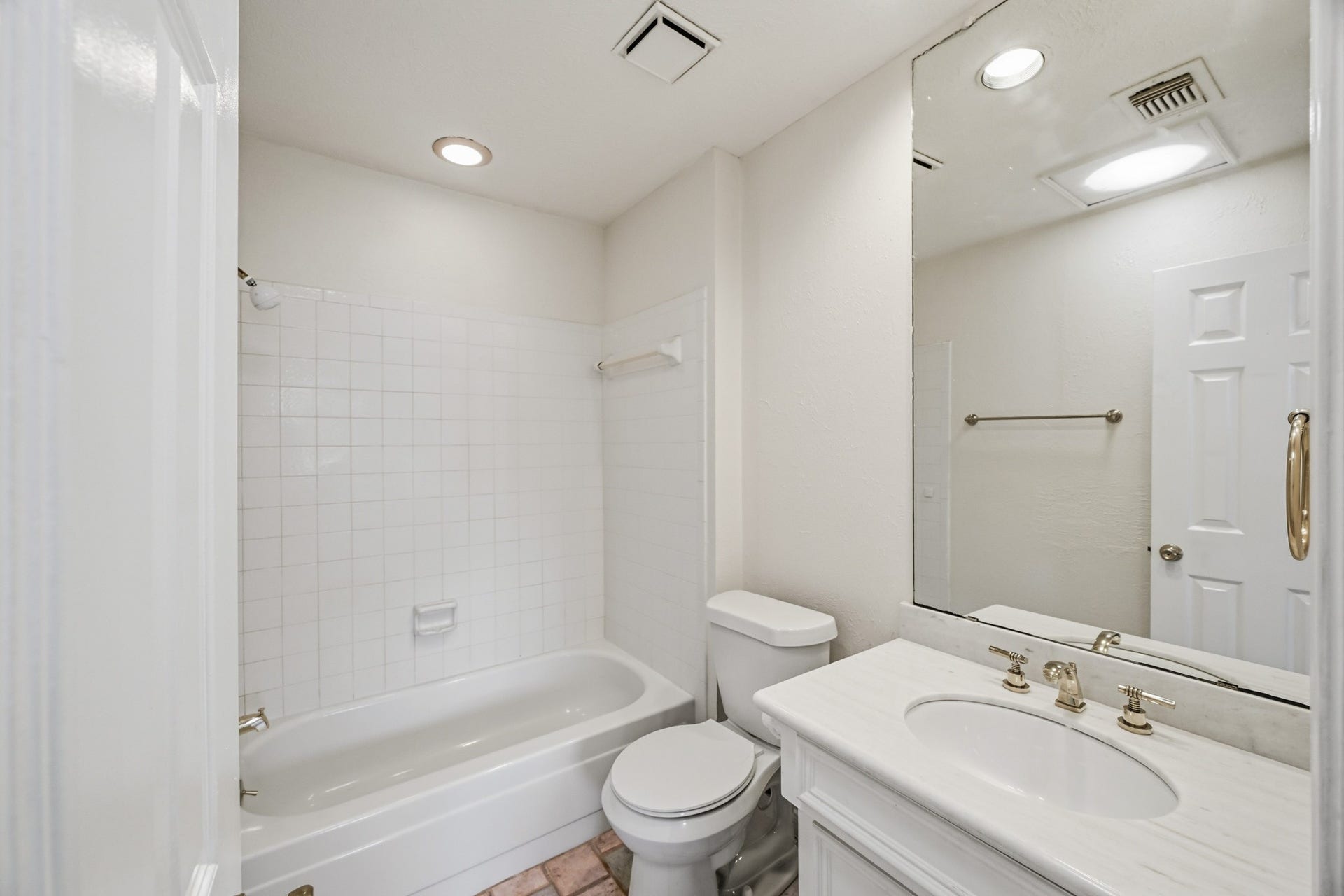 3926 Felicia Drive, Sugar Land, TX 77479 Full secondary bath with tub/shower combination and large vanity.