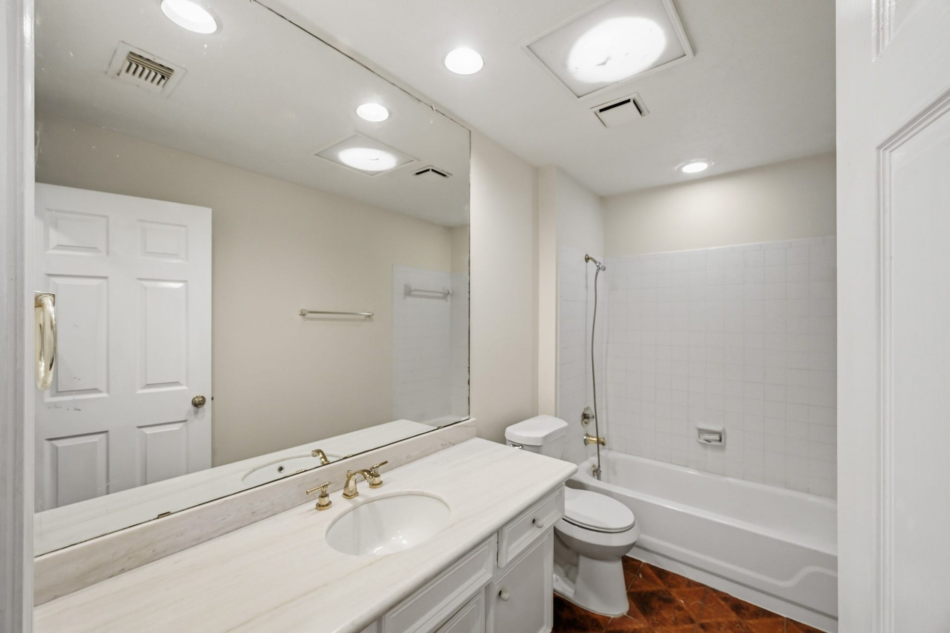 3926 Felicia Drive, Sugar Land, TX 77479 Secondary full bath with tub/shower combination and generous counter space.