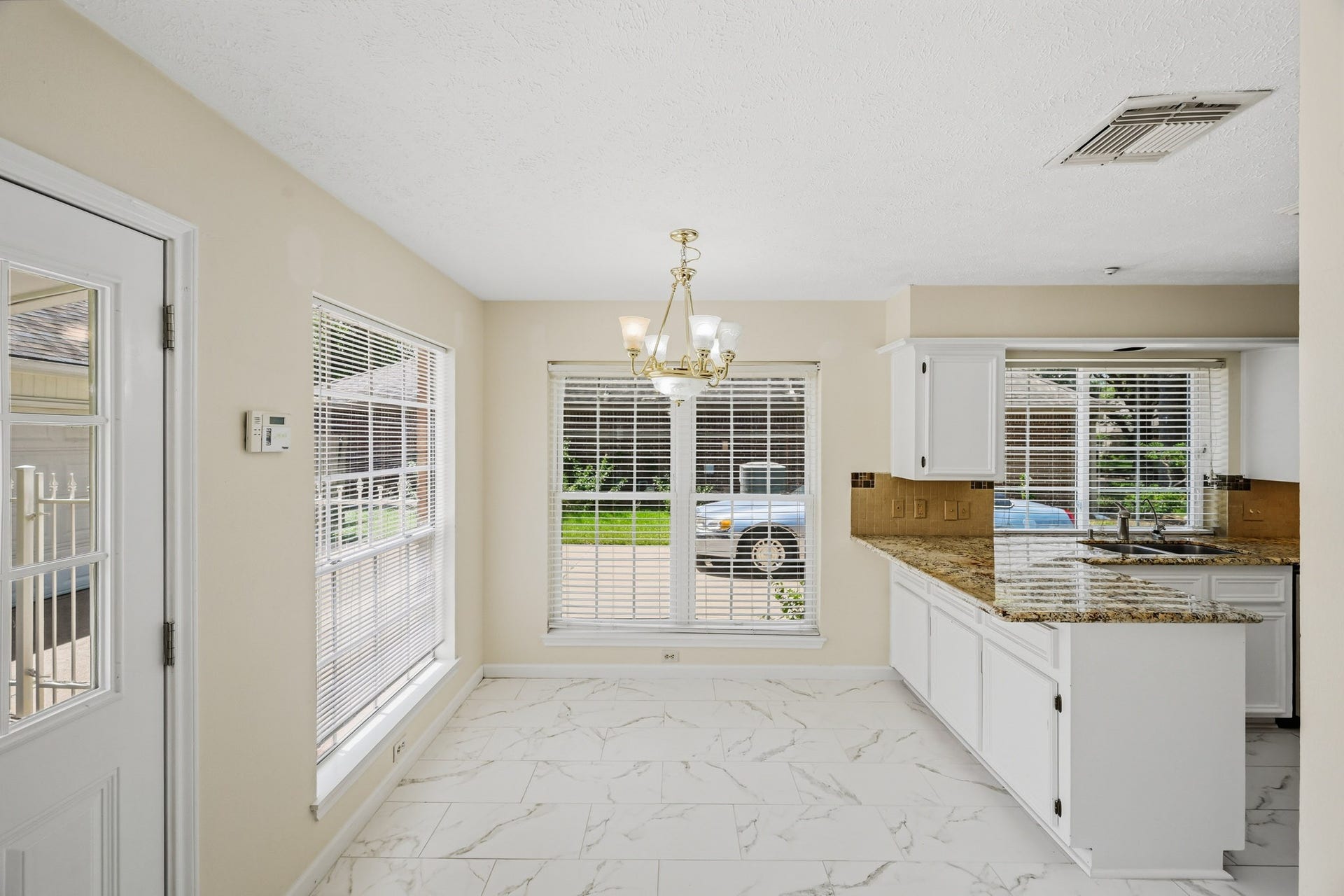 3926 Felicia Drive, Sugar Land, TX 77479 Bright breakfast area with abundant natural light and easy access to the kitchen.