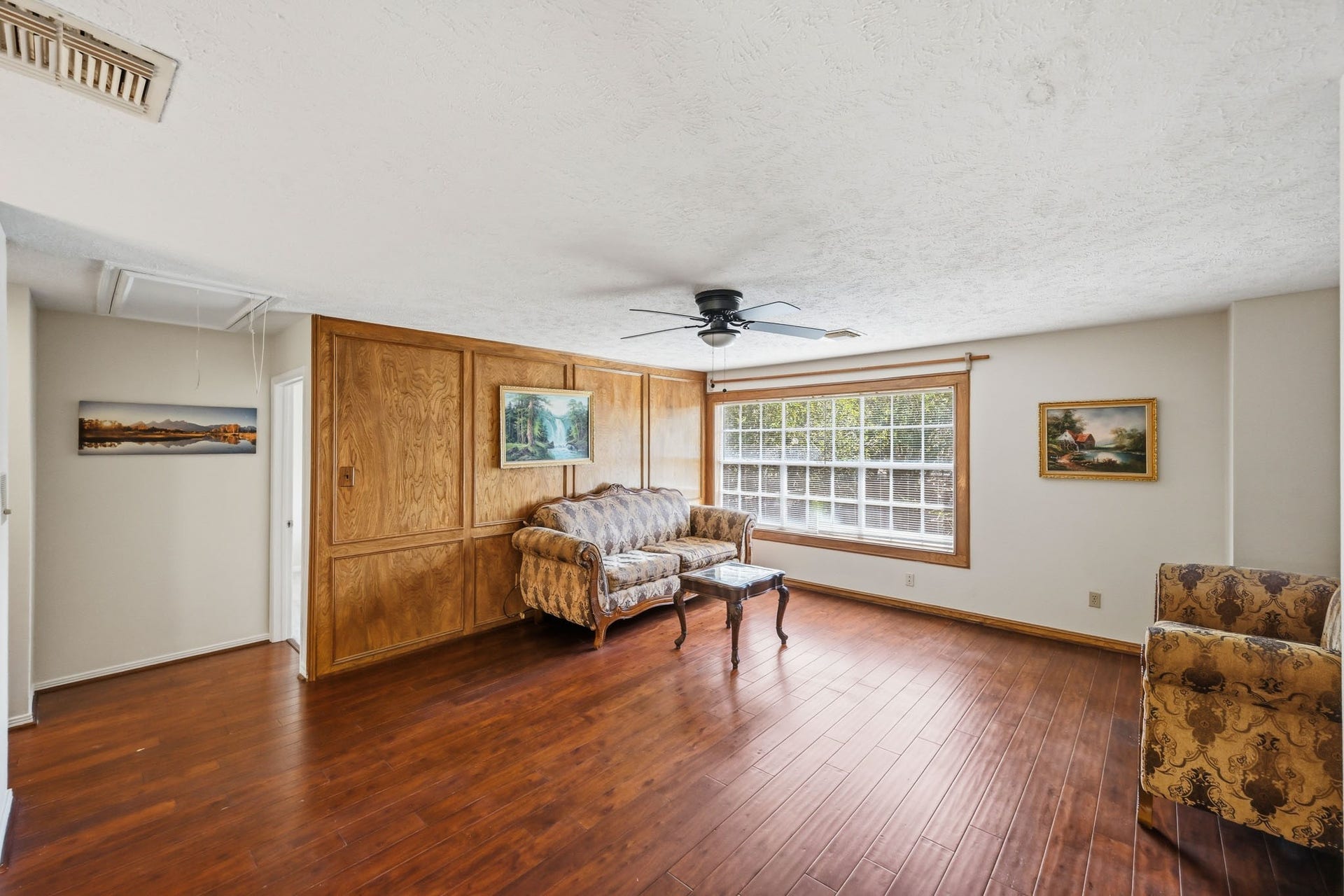 3926 Felicia Drive, Sugar Land, TX 77479 Spacious upstairs loft provides flexible additional living space for relaxing, entertaining or a game area.