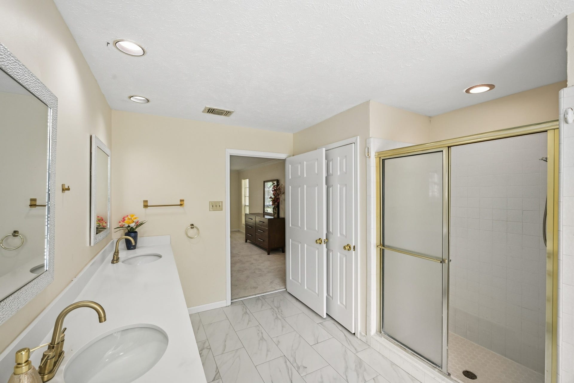 3926 Felicia Drive, Sugar Land, TX 77479 Primary bath with dual sinks, extended vanity and separate shower.
