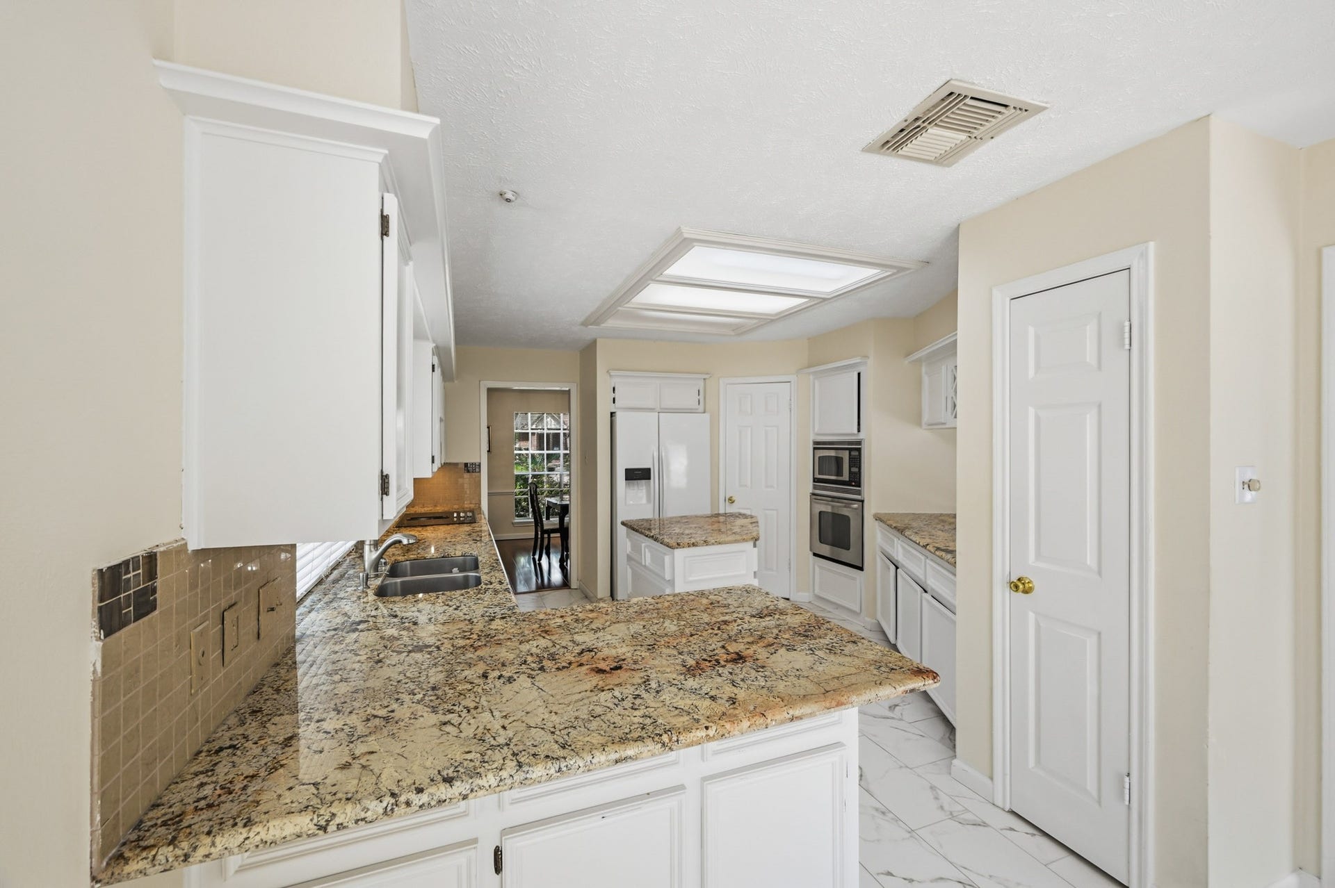 3926 Felicia Drive, Sugar Land, TX 77479 Spacious kitchen with granite countertops, center island and breakfast bar.