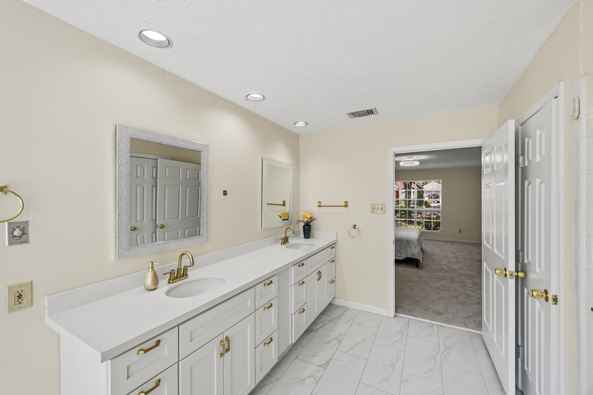 3926 Felicia Drive, Sugar Land, TX 77479 Spacious primary bath with extended dual vanity and abundant cabinetry.