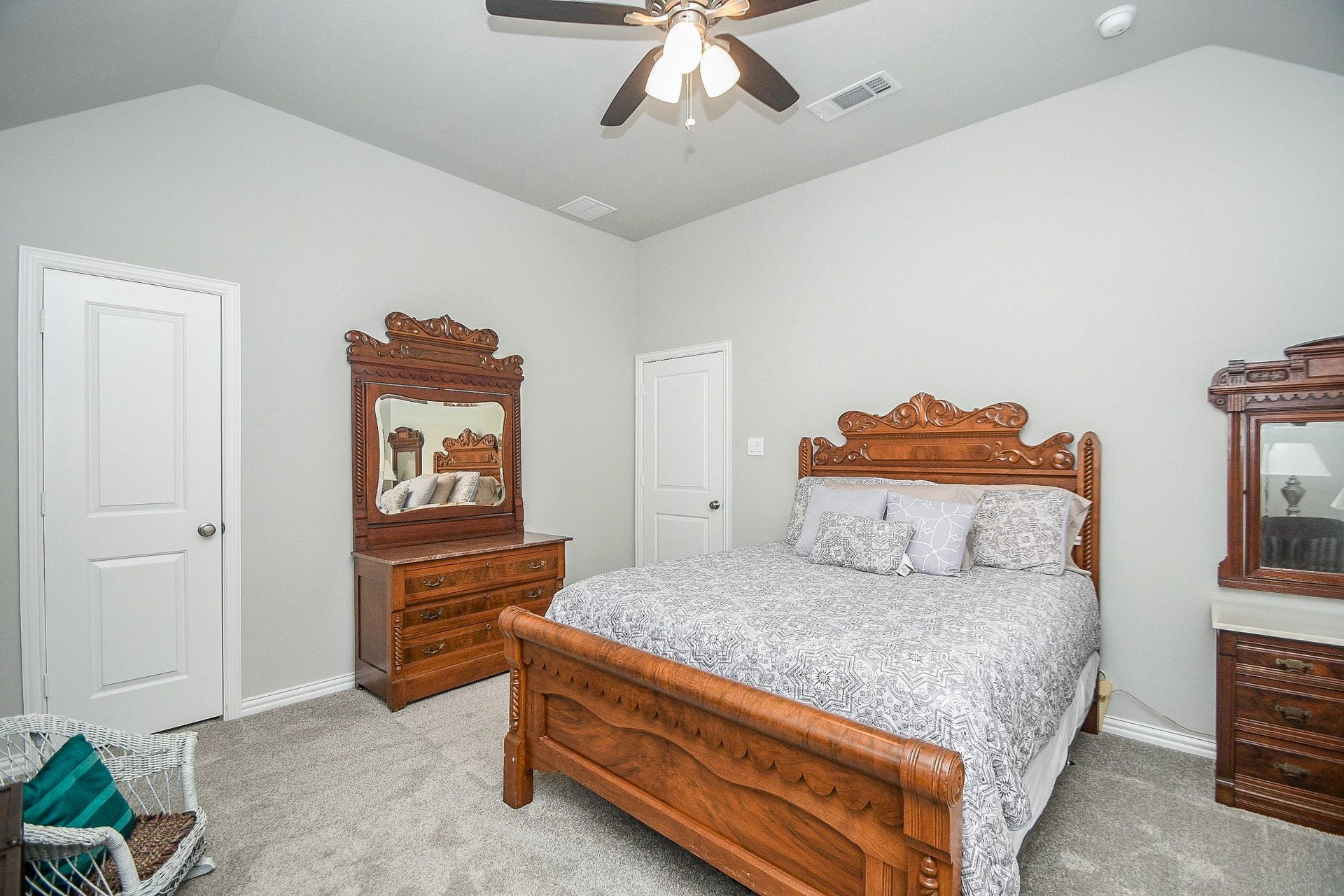 2703 Ripe Amber Cup Court, Richmond, TX 77406 Third upstairs bedroom with window nook, high ceiling and flexible wall space. Large walk-in closet.