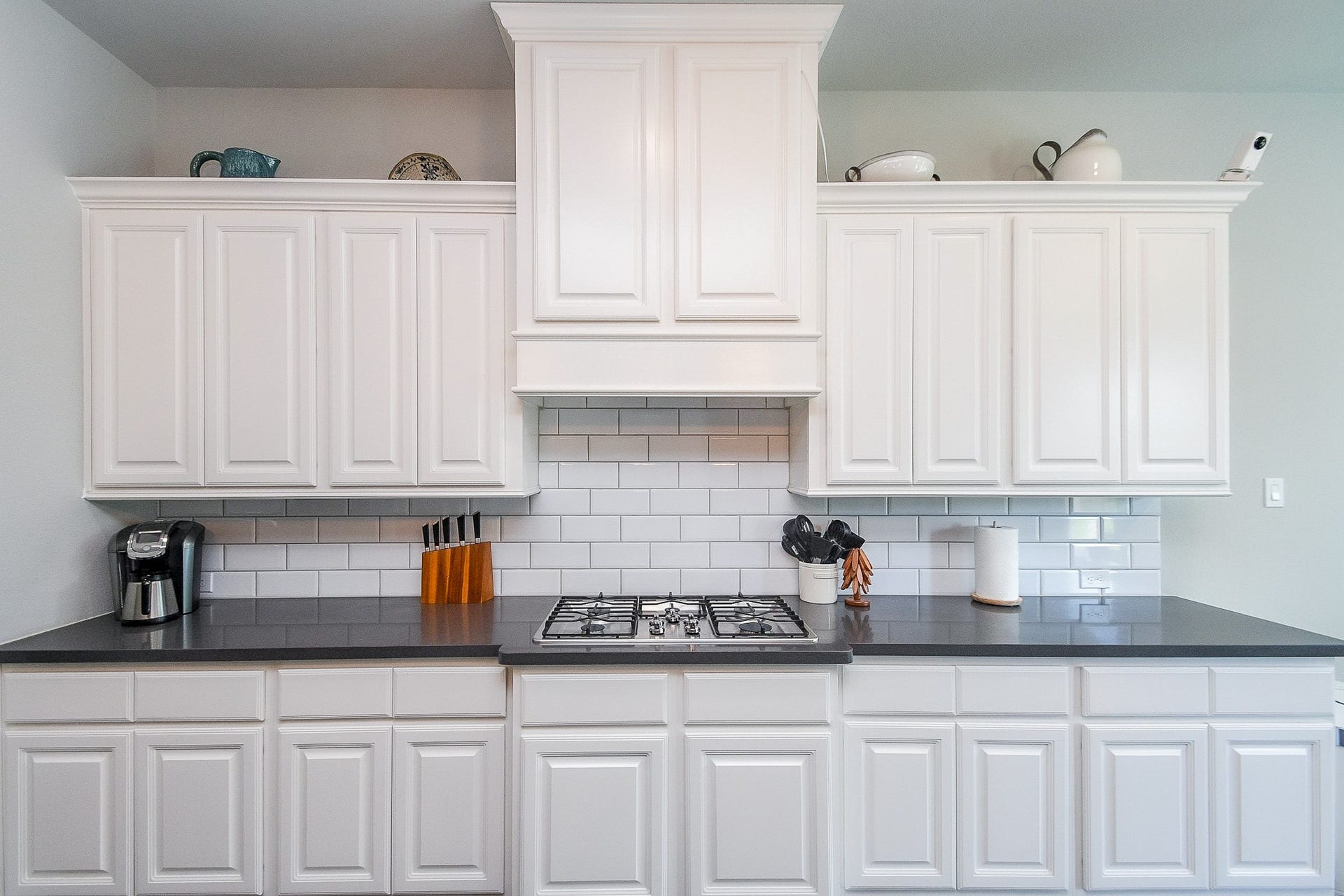 2703 Ripe Amber Cup Court, Richmond, TX 77406 Upgraded kitchen cabinetry with subway tile backsplash, gas cooktop and generous counter space.