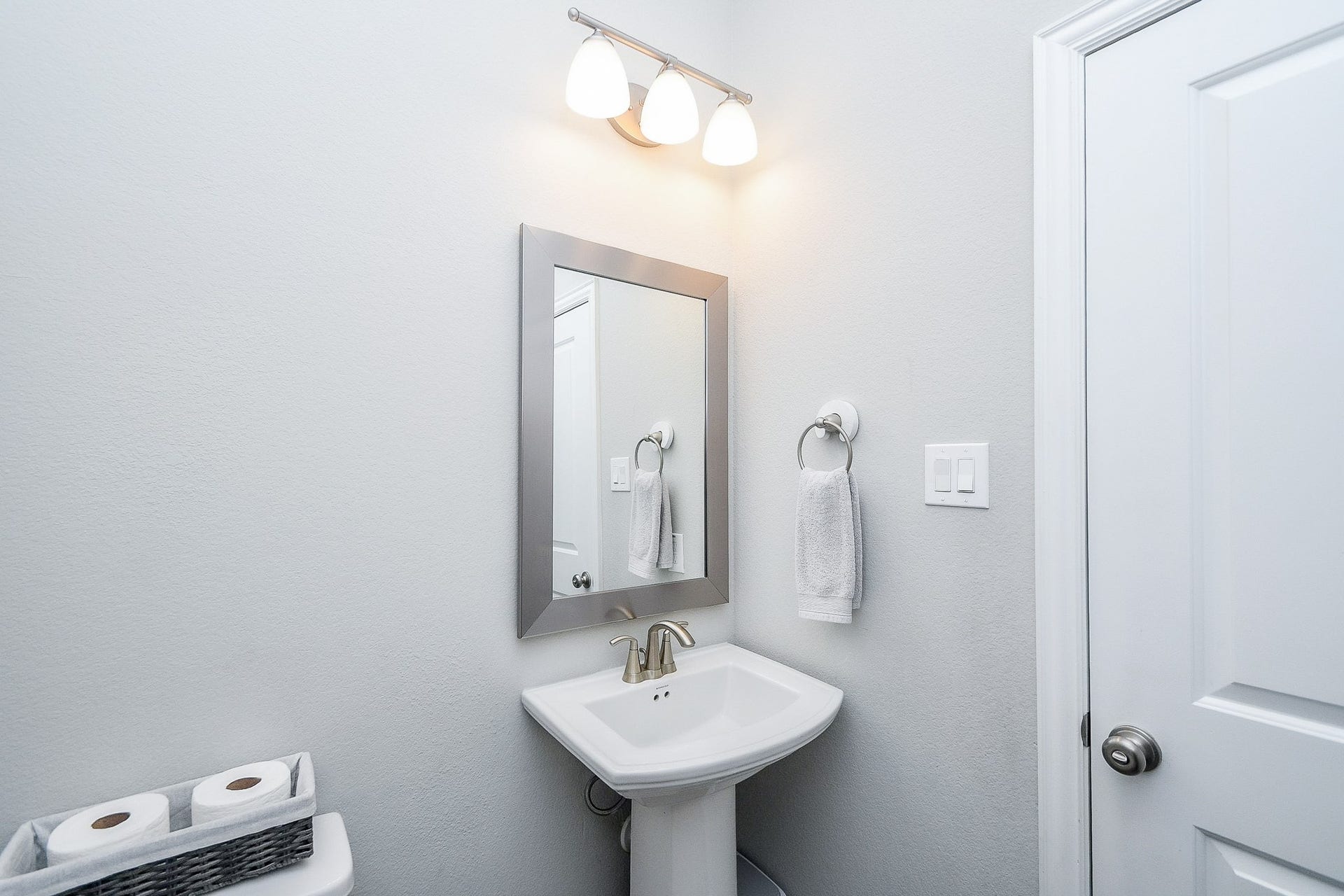 2703 Ripe Amber Cup Court, Richmond, TX 77406 Half bath located off the main entry near the study/home office.
