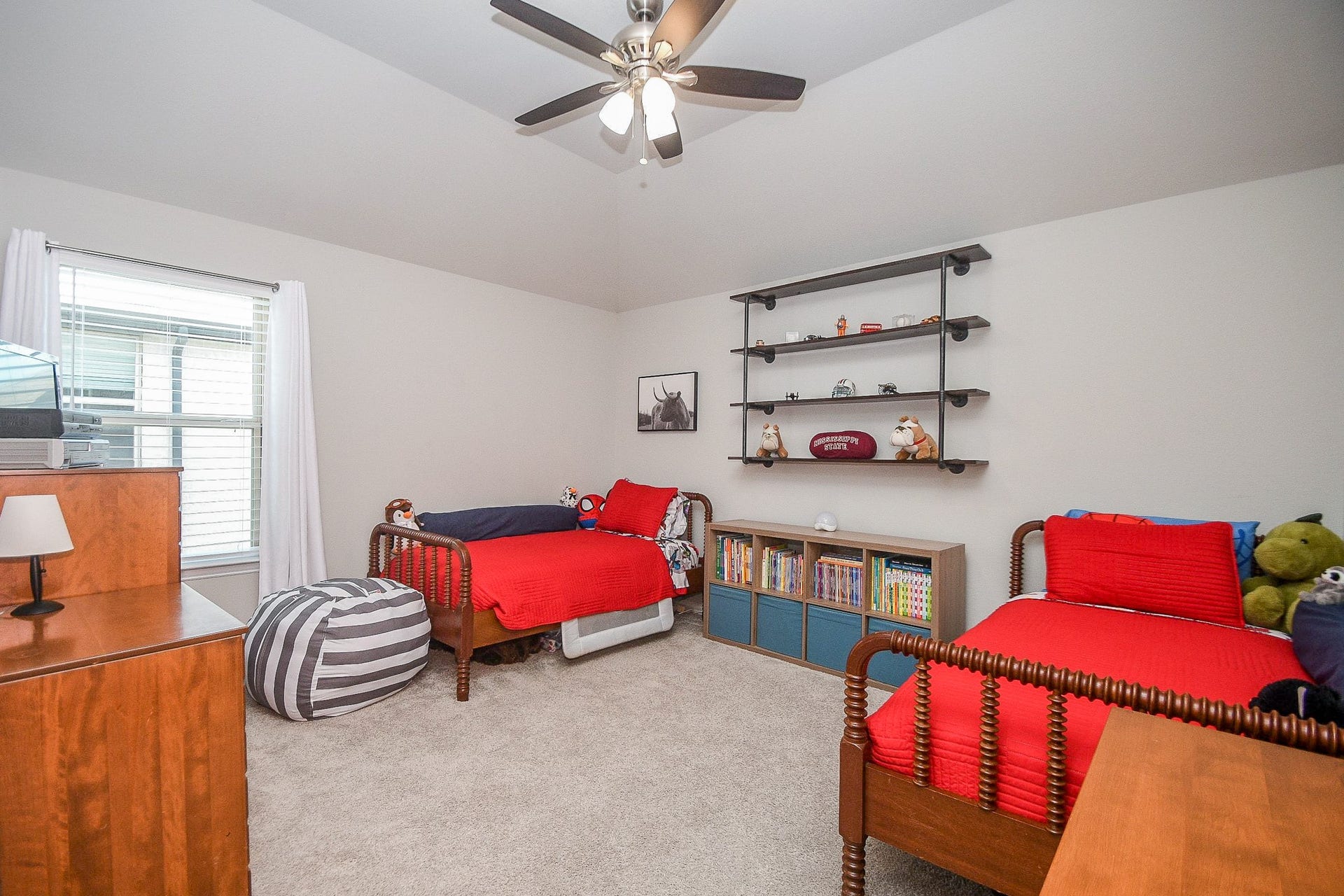 2703 Ripe Amber Cup Court, Richmond, TX 77406 Large upstairs secondary bedroom with high ceiling, window view and room for multiple furniture arrangements.
