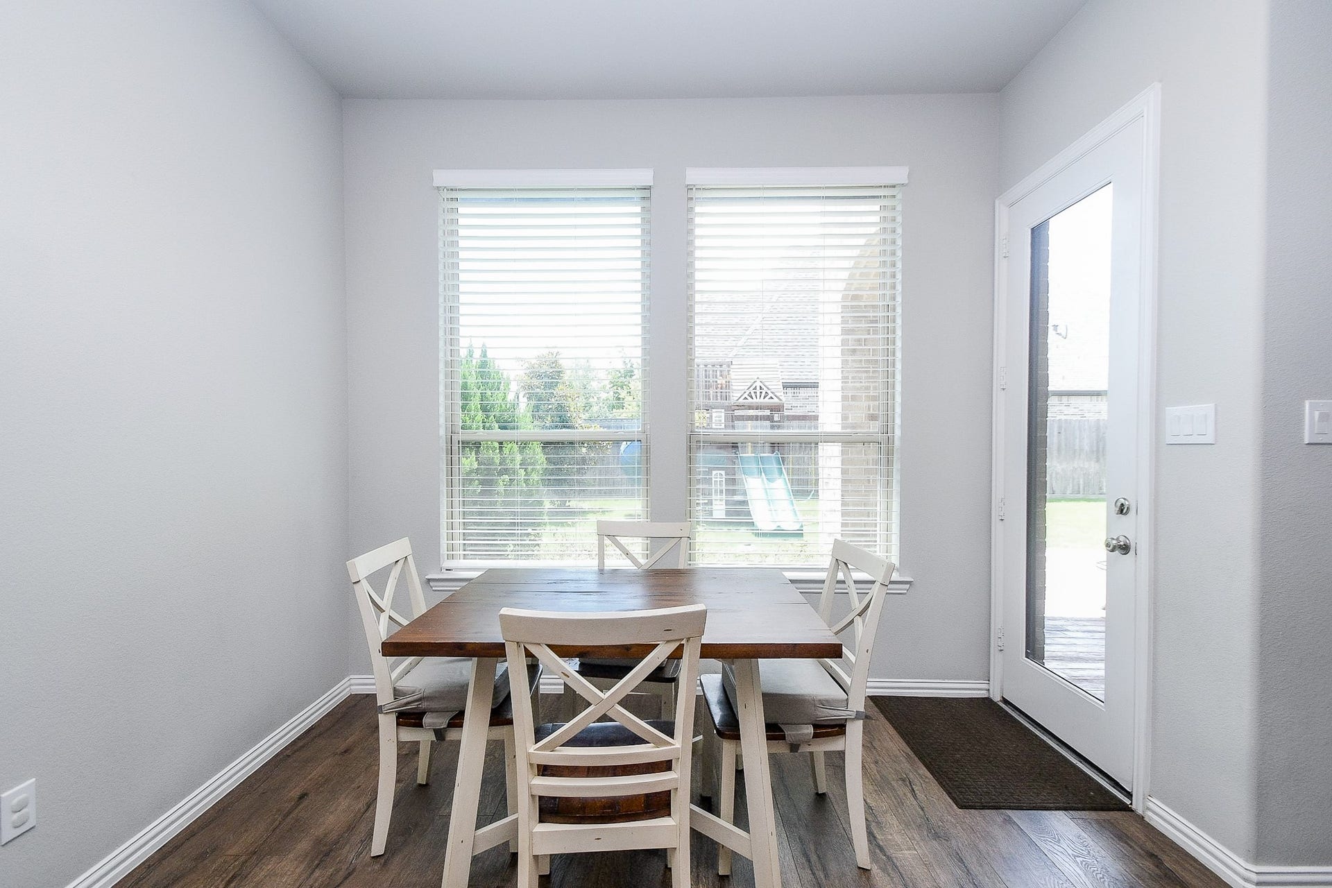 2703 Ripe Amber Cup Court, Richmond, TX 77406 Breakfast area positioned off the kitchen with windows overlooking the backyard and door to the covered patio.
