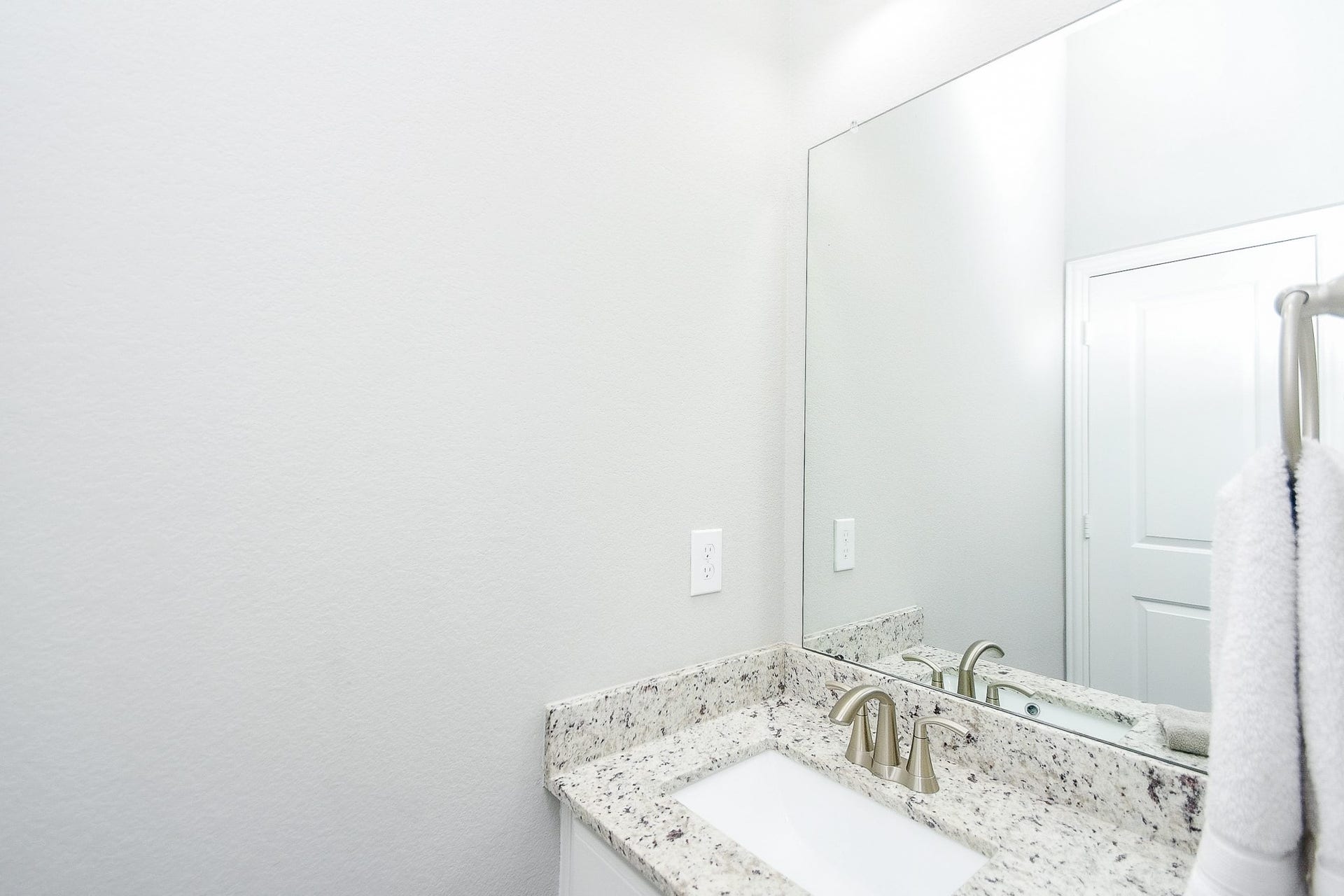 2703 Ripe Amber Cup Court, Richmond, TX 77406 Full bath located just outside the first-floor guest bedroom, with granite countertop and hallway access.