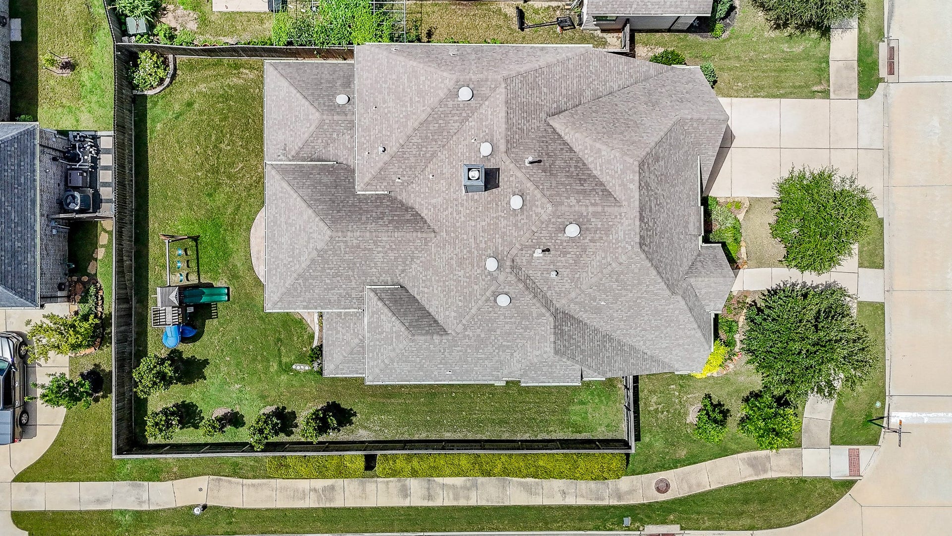 2703 Ripe Amber Cup Court, Richmond, TX 77406 Overhead view highlights the corner cul-de-sac lot, fenced yard and full layout of the 3917 square foot home and driveway.