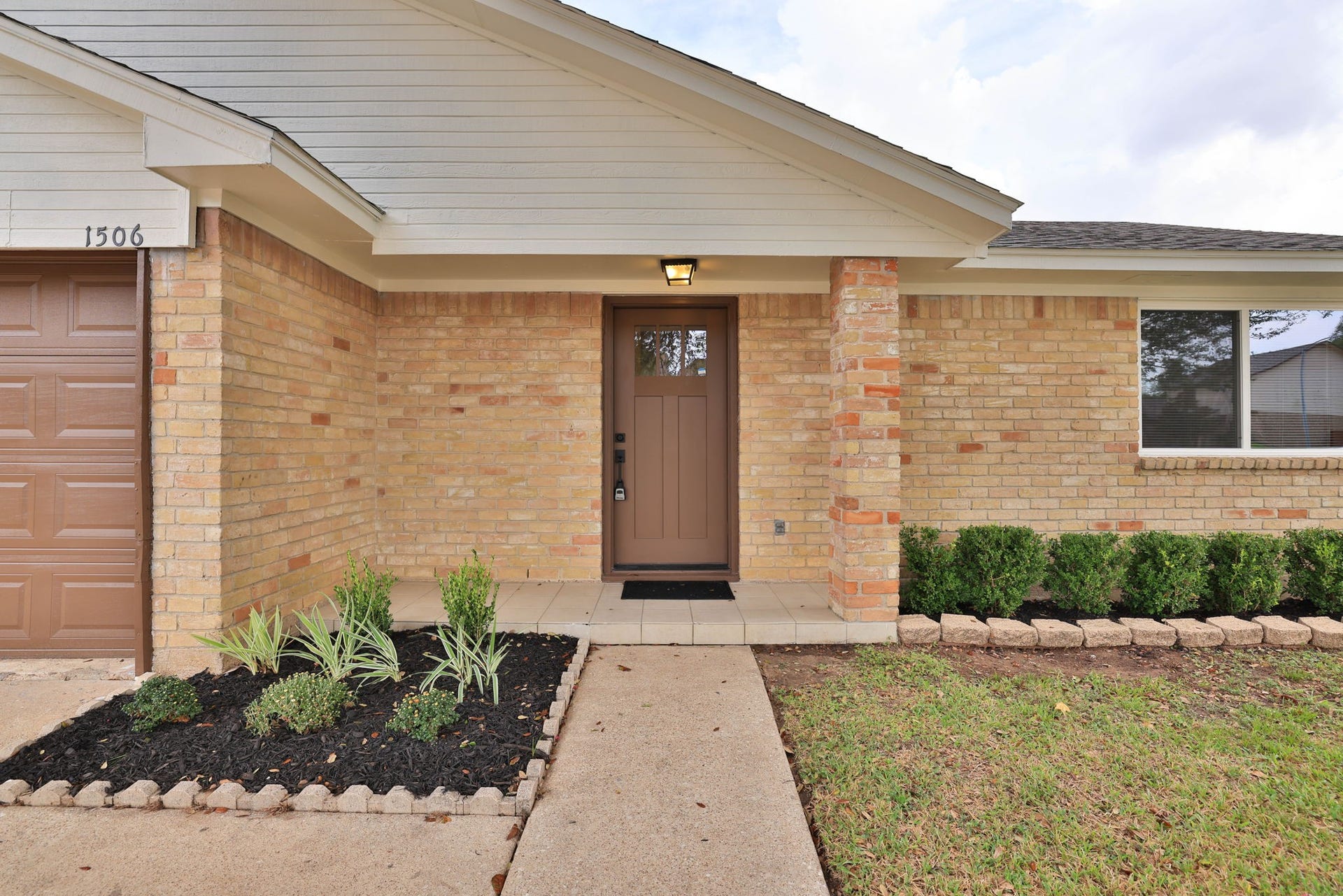 1506 Wilshire Park Drive, Houston, TX 77038 Lets go inside...