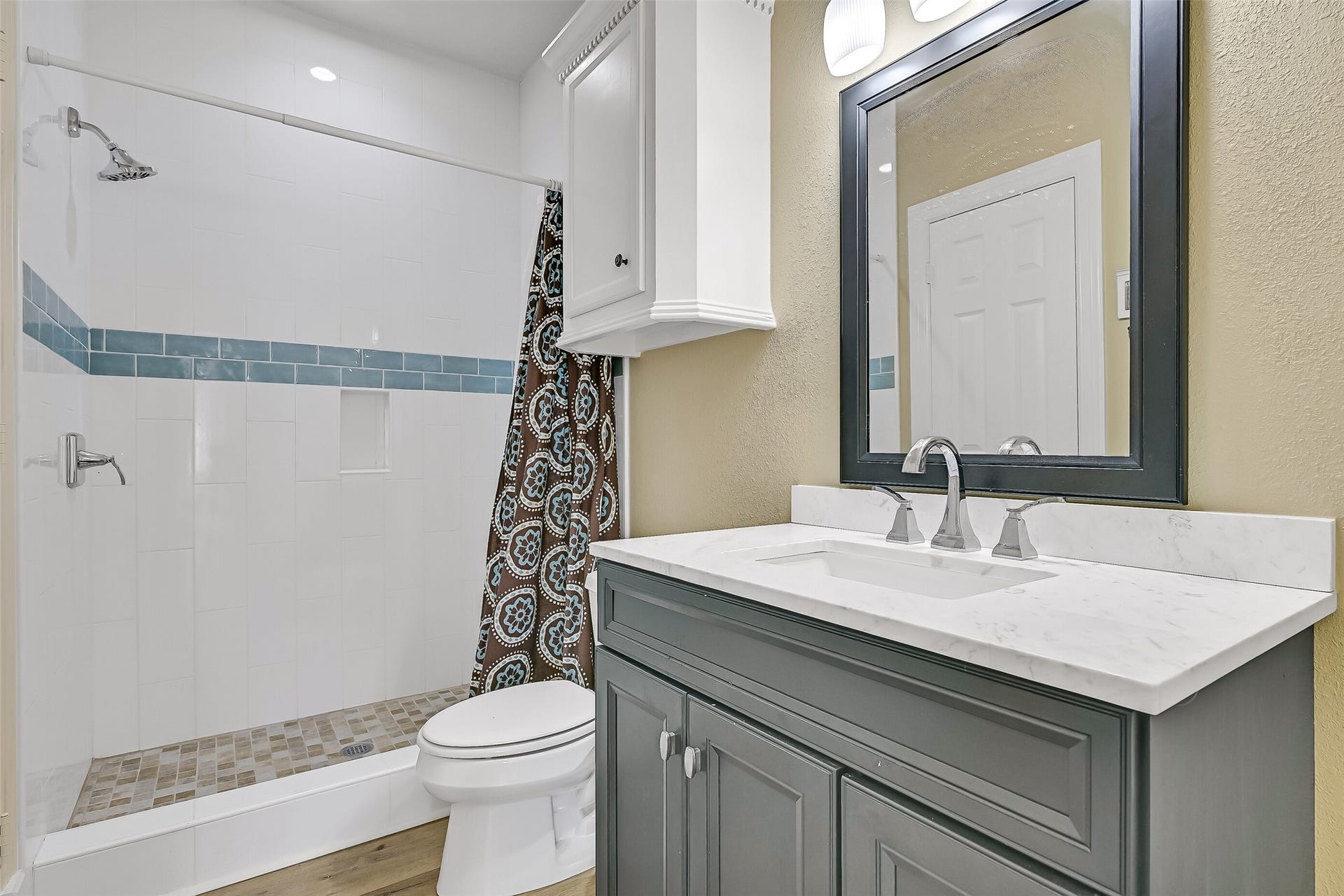 22329 Vista Del Mar, Galveston, TX 77554 The shared guest bathroom with large shower.