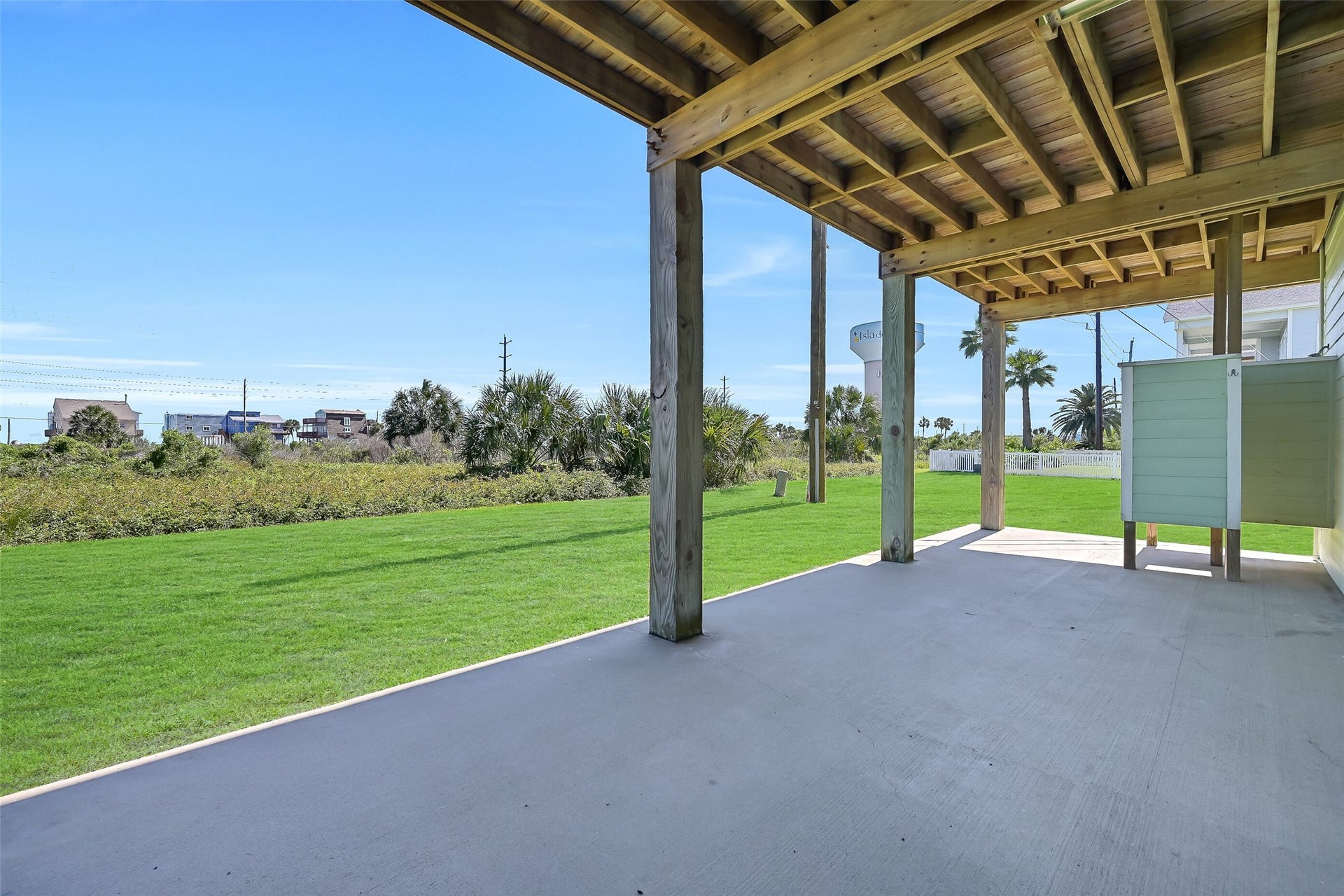 22329 Vista Del Mar, Galveston, TX 77554 To the right is the outdoor shower. Perfect for rinsing off after the beach!