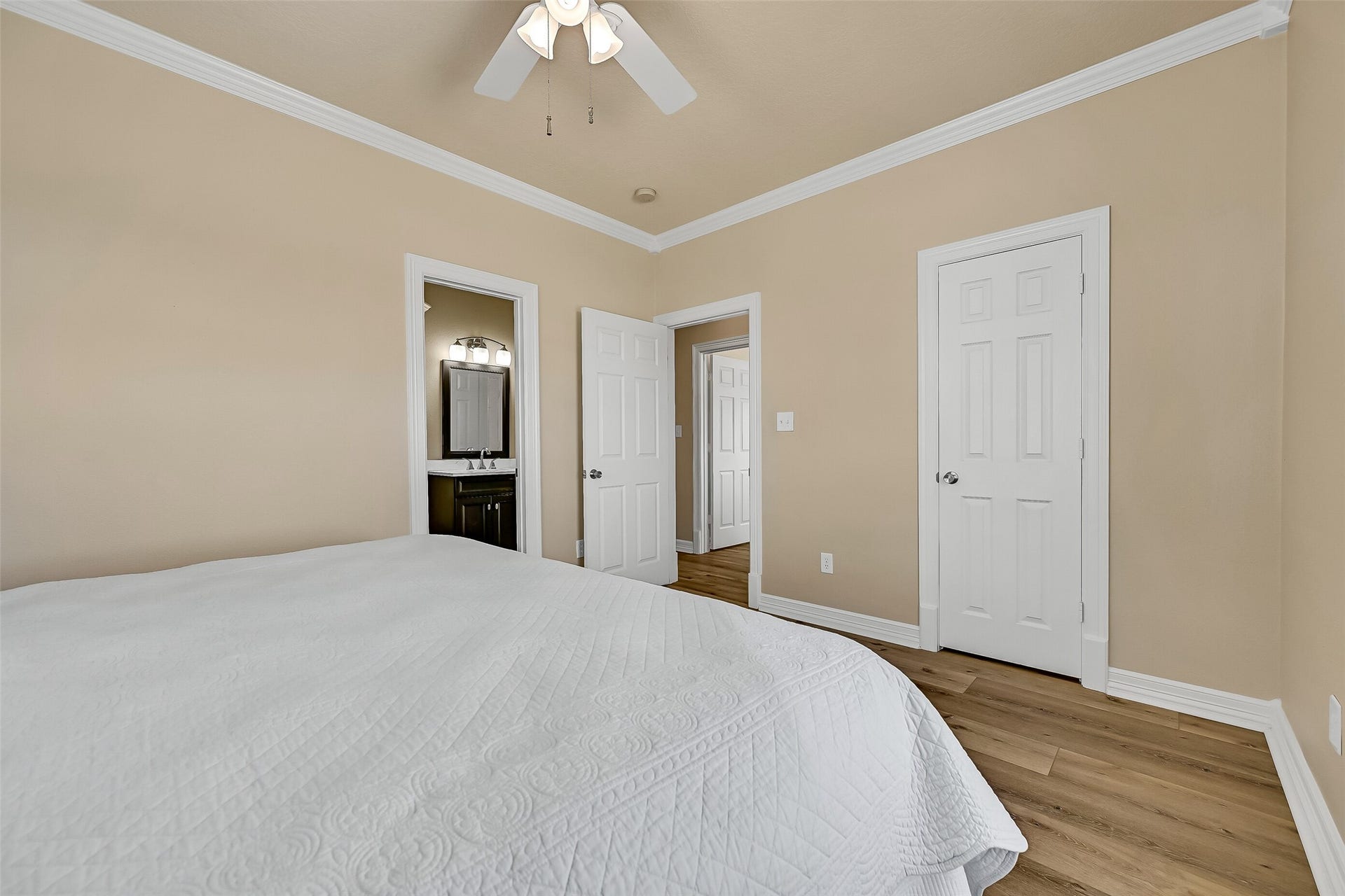 22329 Vista Del Mar, Galveston, TX 77554 This room has direct access to the shared bathroom and a walk in closet.