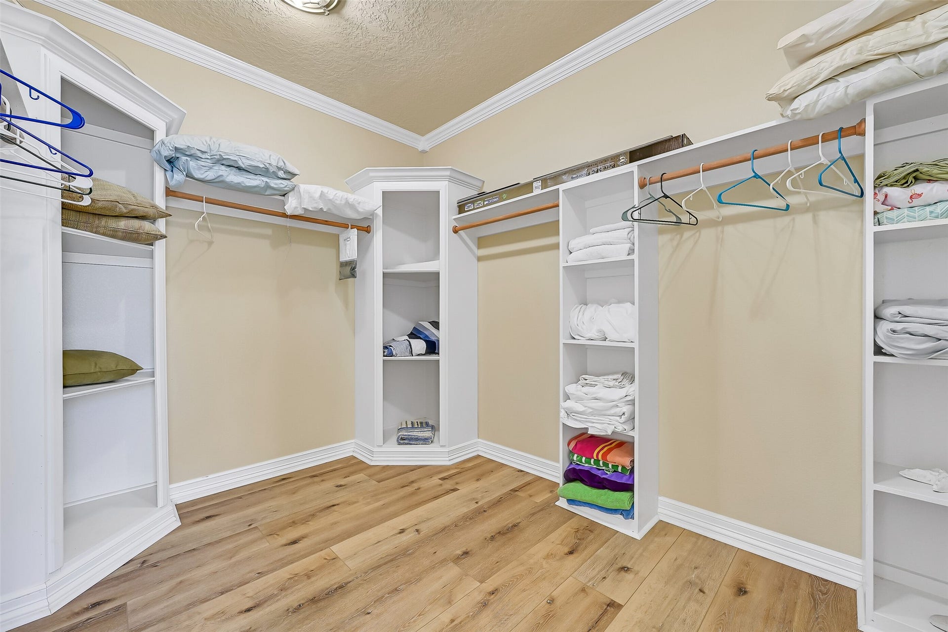 22329 Vista Del Mar, Galveston, TX 77554 The expansive walk-in closet with multiple built-ins!