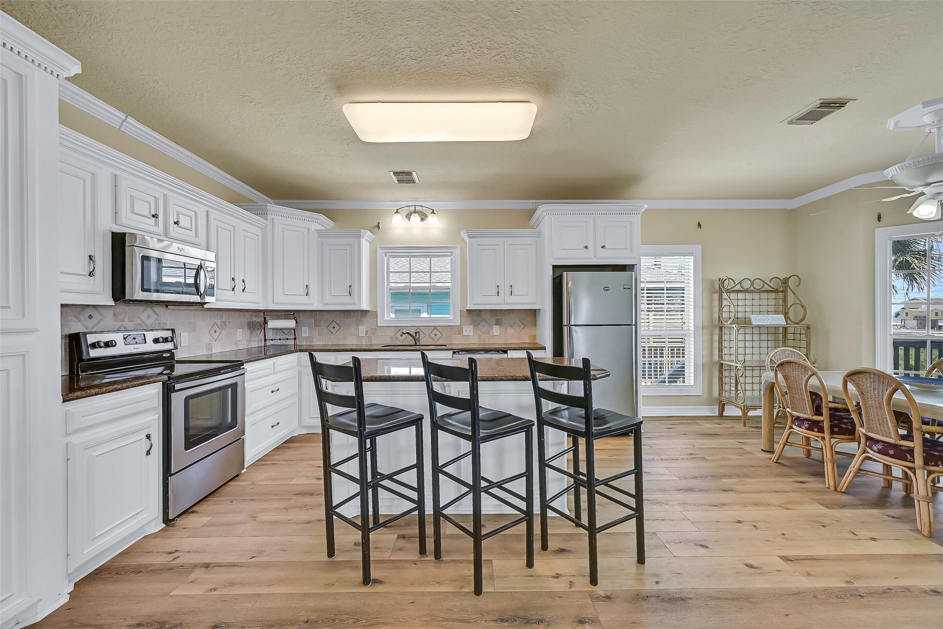 22329 Vista Del Mar, Galveston, TX 77554 The spacious island with breakfast bar accommodates seating for 3.