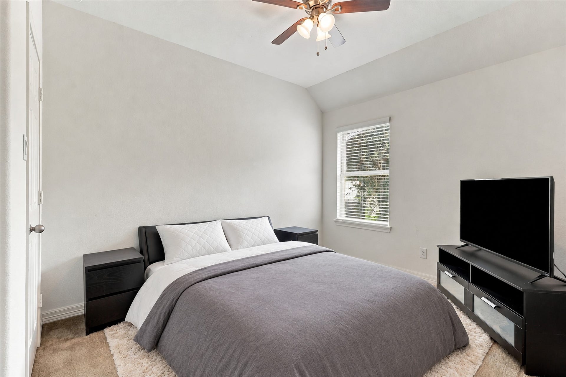 326 Lake Rim Drive, Rosenberg, TX 77469 Secondary bedroom with a ceiling fan and natural light.
