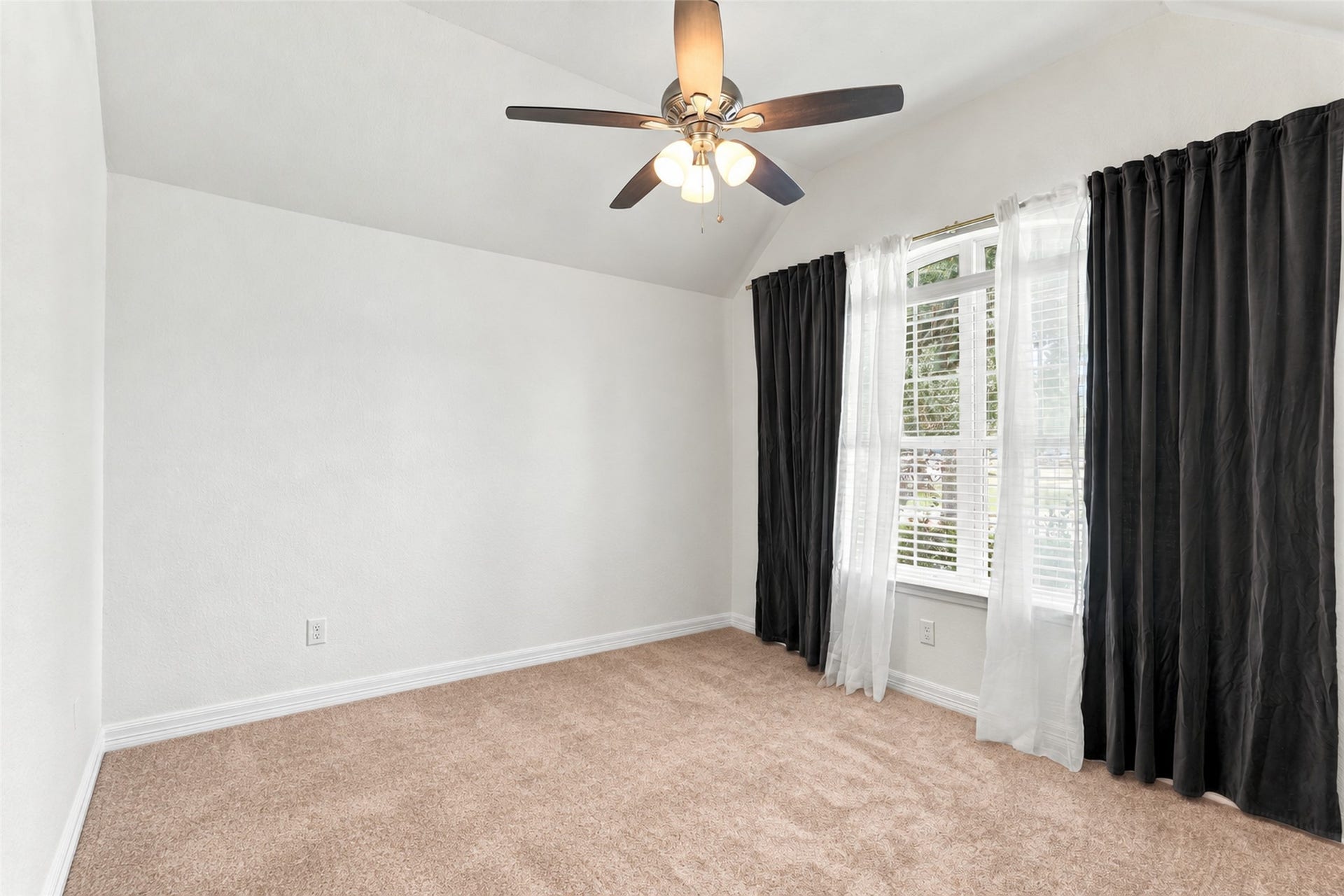 326 Lake Rim Drive, Rosenberg, TX 77469 Secondary room with a vaulted ceiling, ceiling fan, and large window.