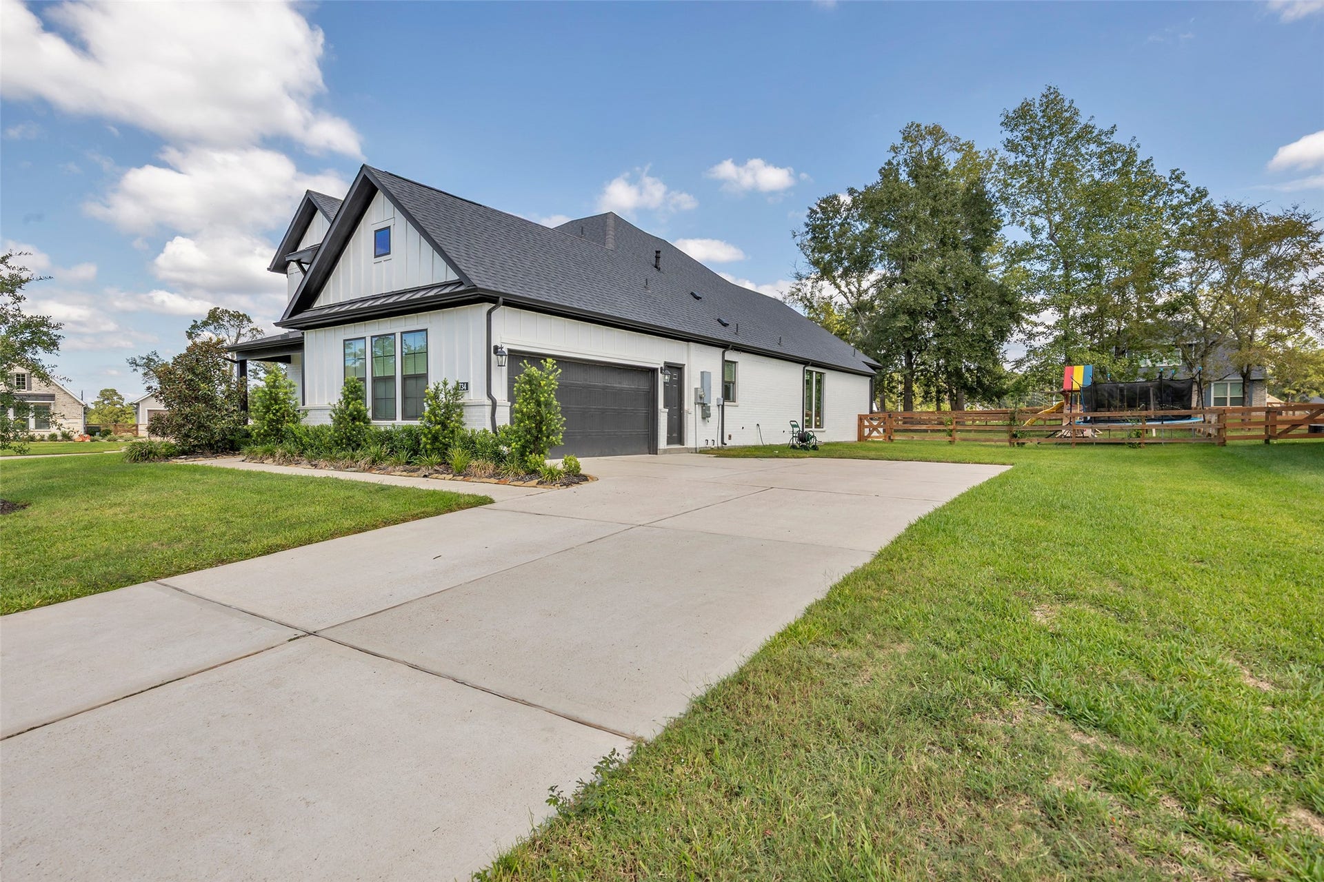734 Satterwhite Farms Lane, Magnolia, TX 77354 Driveway