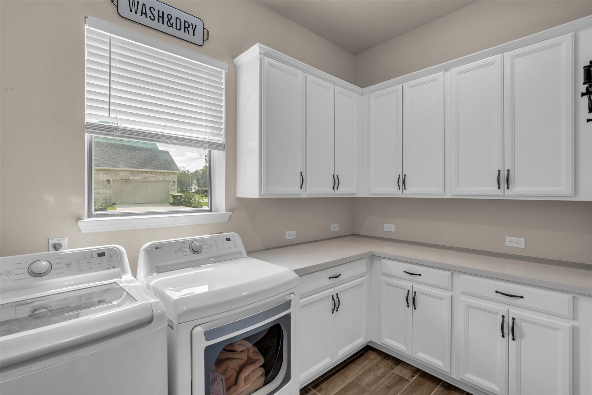 734 Satterwhite Farms Lane, Magnolia, TX 77354 Laundry