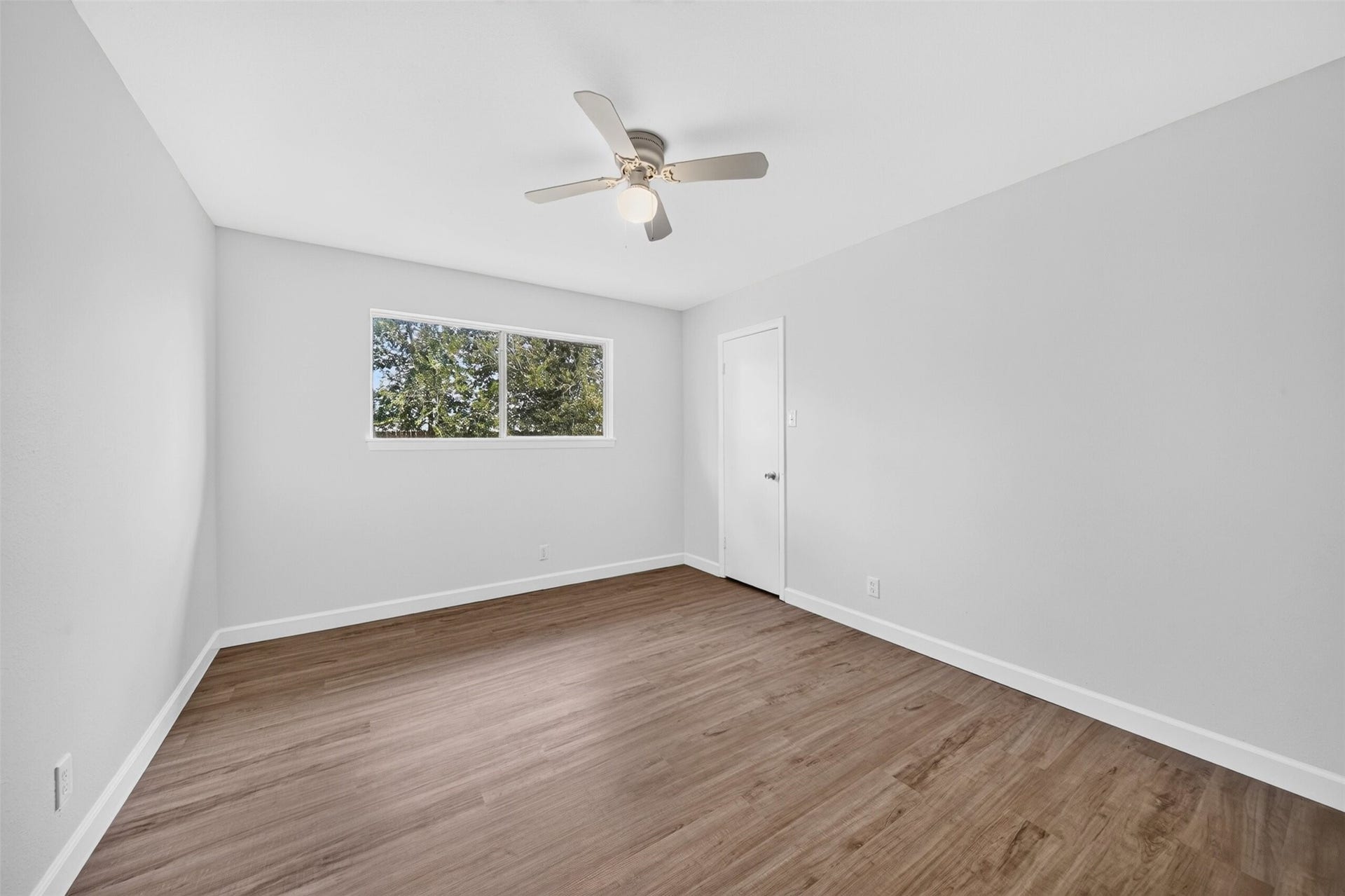 1826 Hilton Head Drive, Missouri City, TX 77459 Spacious third bedroom featuring a walk-in closet for ample storage.