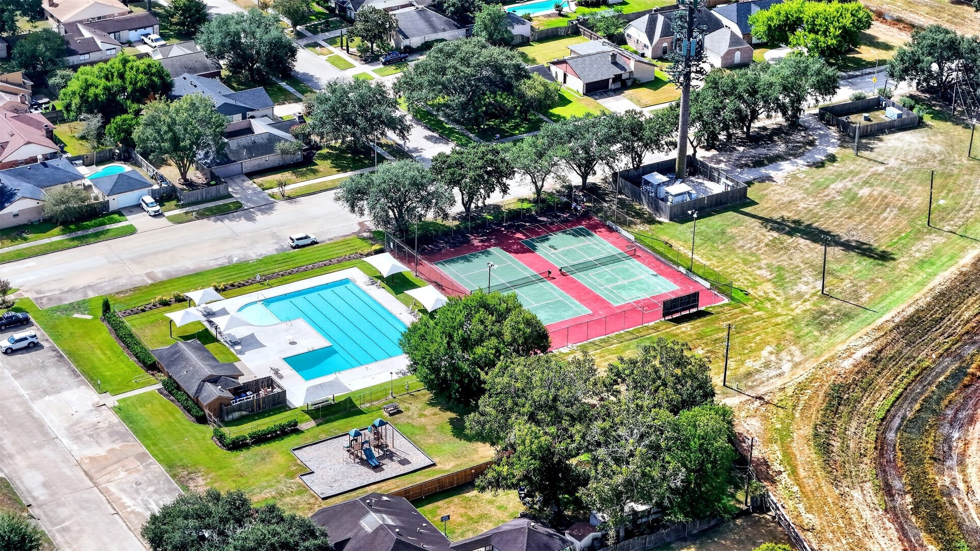 1826 Hilton Head Drive, Missouri City, TX 77459 Beautiful subdivision amenities, including well-maintained tennis courts and a sparkling community swimming pool.