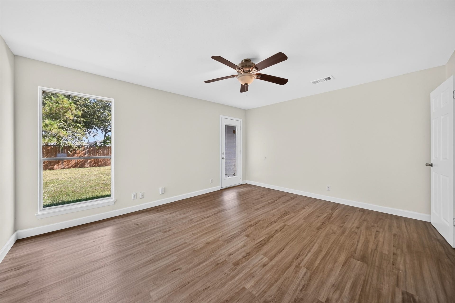 1826 Hilton Head Drive, Missouri City, TX 77459 Another view of master bedroom.