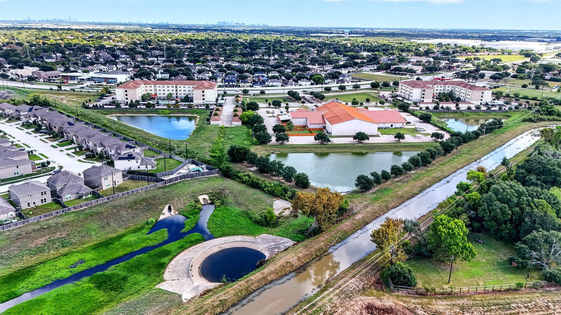 1826 Hilton Head Drive, Missouri City, TX 77459 Beautiful aerial view showcasing the vibrant surroundings and scenic appeal of Missouri City.