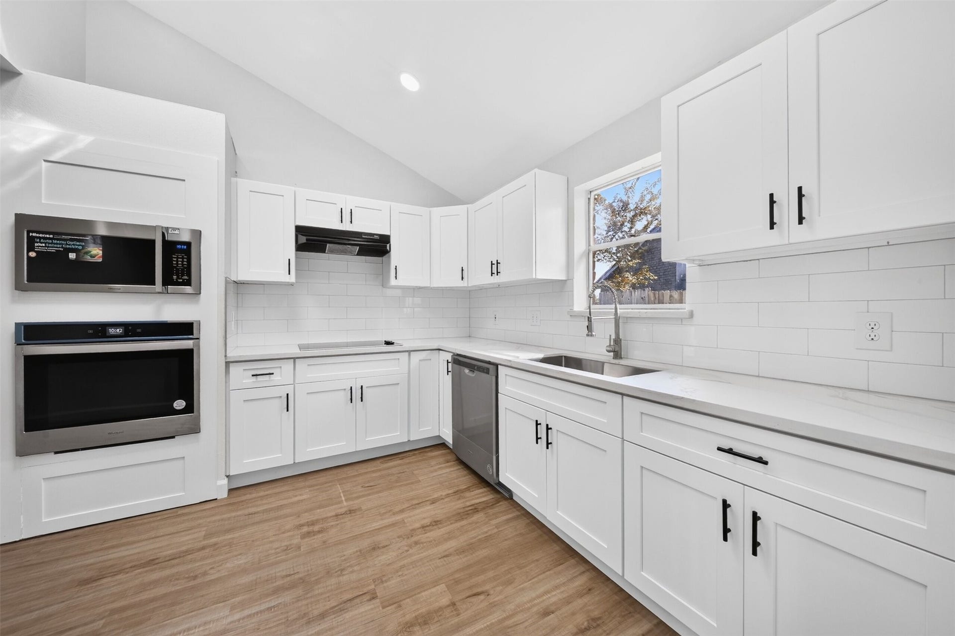 1826 Hilton Head Drive, Missouri City, TX 77459 Upgraded kitchen featuring modern finishes and new appliances, offering a fresh and functional space for everyday cooking and entertaining.