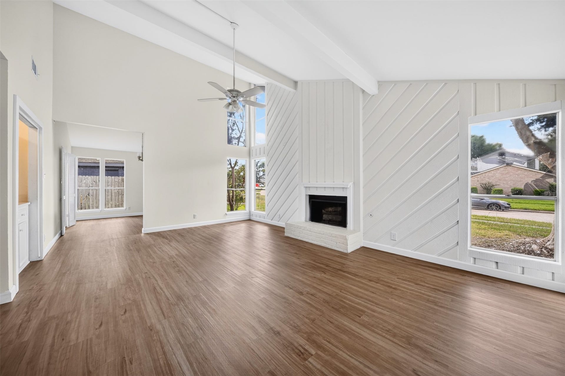 1826 Hilton Head Drive, Missouri City, TX 77459 Spacious and inviting family room filled with abundant natural sunlight, creating a bright and welcoming atmosphere.