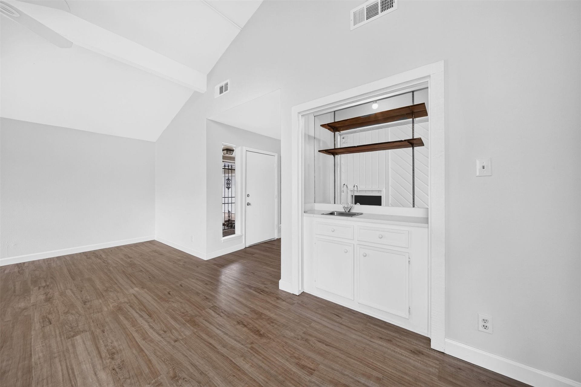 1826 Hilton Head Drive, Missouri City, TX 77459 Convenient wet bar in the family room, perfect for entertaining guests and serving refreshments.